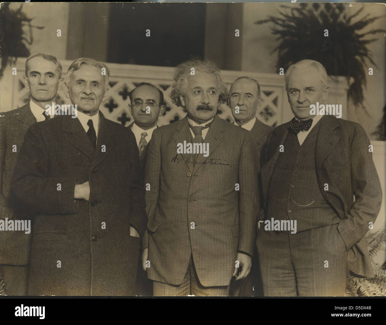 Ein Gruppenfoto aus dem Jahr 1931 mit dem Physiker Albert Einstein und anderen bekannten Wissenschaftlern wie Albert Abraham Michelson und Robert Andrews Millikan. Dieses Schwarzweißbild fängt einen wichtigen Moment in der Geschichte der Physik ein. Stockfoto