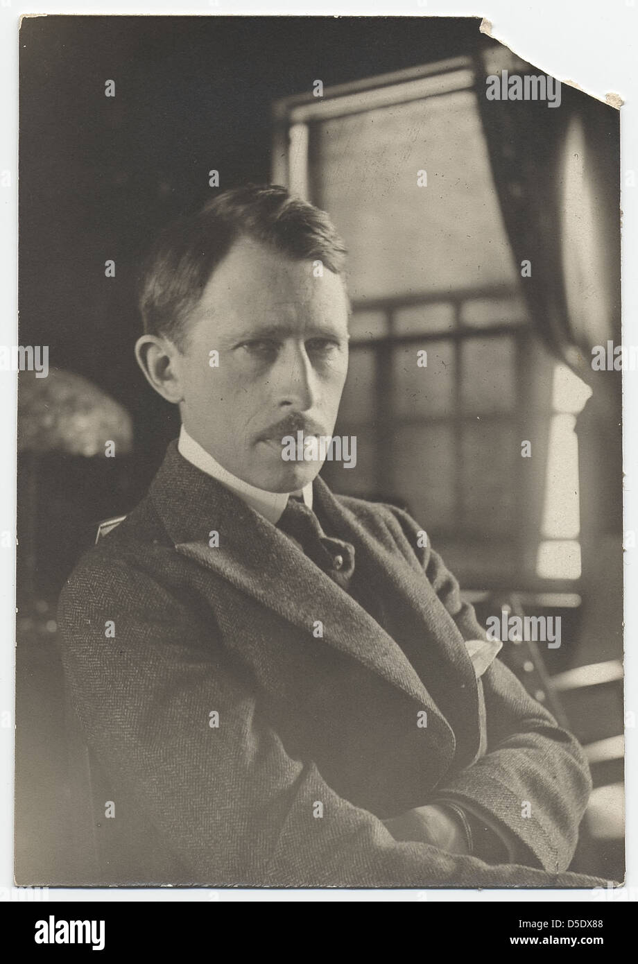 Eine Vintage-Fotografie von Wladyslaw T. Benda, einem Polnisch-amerikanischen Illustrator und Designer, der für seine Theatermasken bekannt ist. Das Foto zeigt Benda in einem Anzug, möglicherweise Anfang des 20. Jahrhunderts, in einem Schwarz-weiß- oder Sepia-Ton. Benda war der Sohn des Musikers Jan Benda und des Neffen der Schauspielerin Helen Modejska. Seine Arbeit war in der amerikanischen Kunst und im Design während seiner Zeit einflussreich. Stockfoto