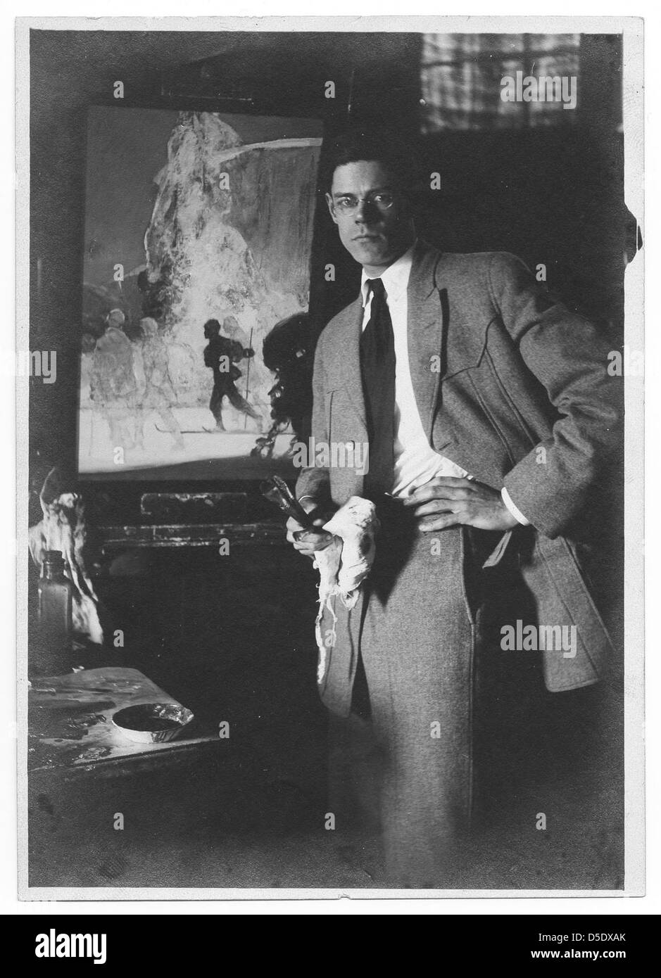 Ein Schwarzweißfoto des amerikanischen Künstlers Charles Shephard Chapman, der für seine Landschaften bekannt ist. Das Bild fängt Chapman in einem Anzug ein, der sein formales Aussehen widerspiegelt und zeigt seinen bedeutenden Beitrag zur amerikanischen Kunst im 20. Jahrhundert. Stockfoto