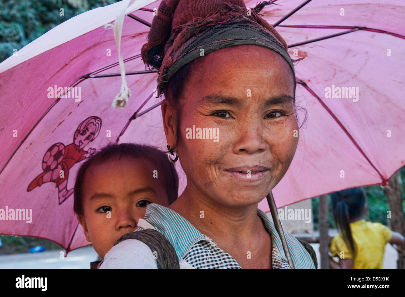 Hmong-Frau und ihr Baby, Luang Prabang, Laos Stockfoto