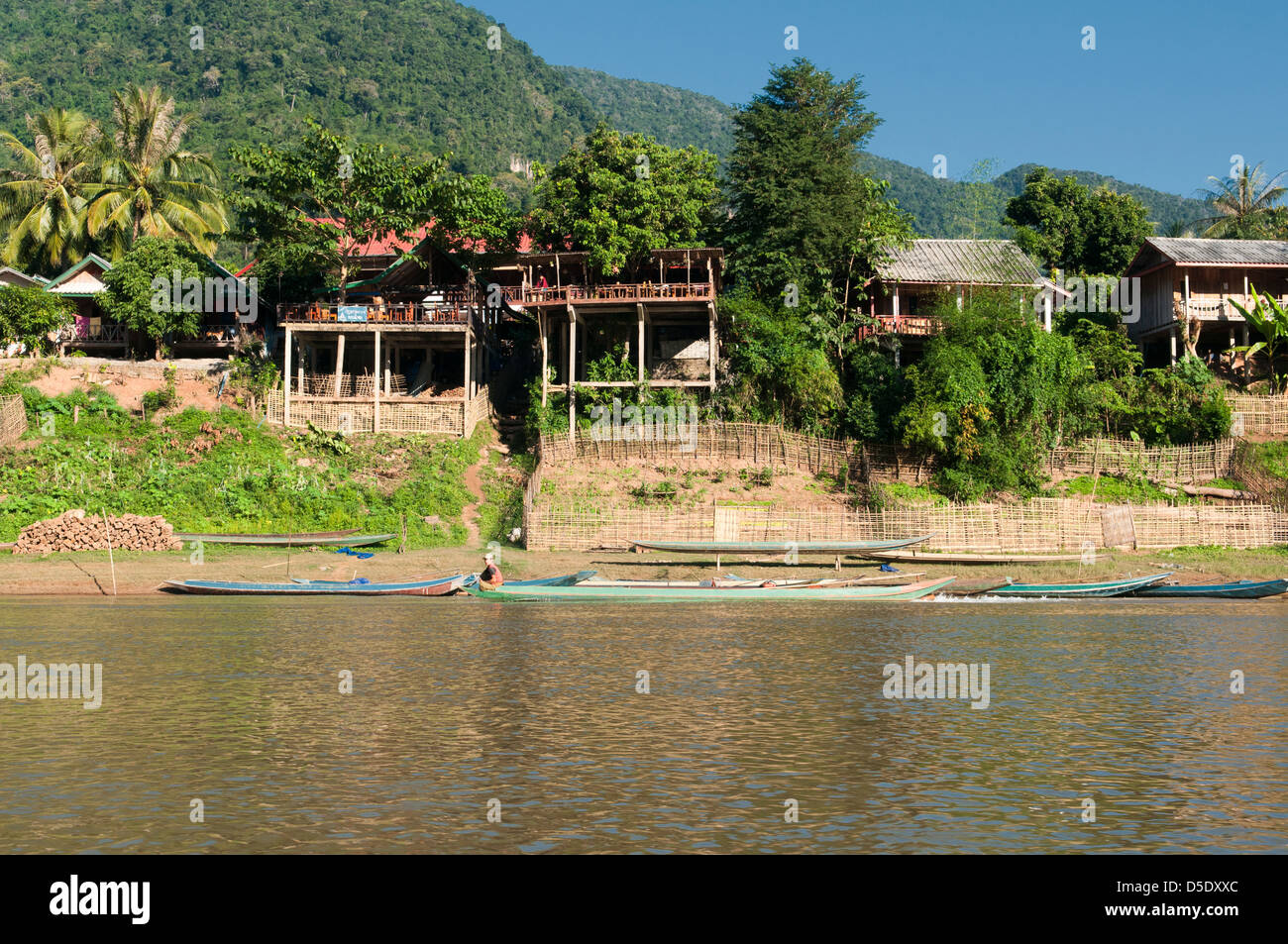 verschlafene Muang Ngoi am Fluss Nam Ou in Laos Stockfoto