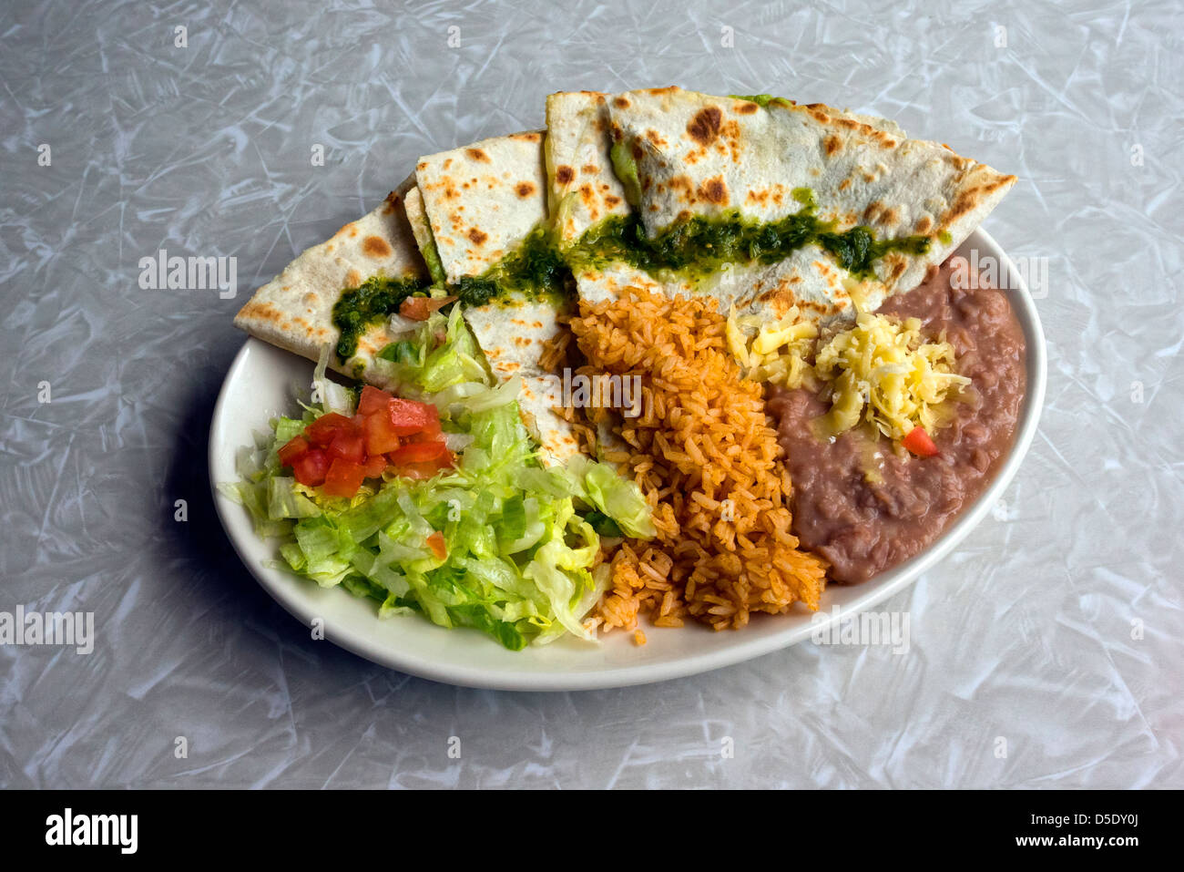 Quesadillas mit gebackenen Bohnen, Reis, Salat und Käse Stockfoto