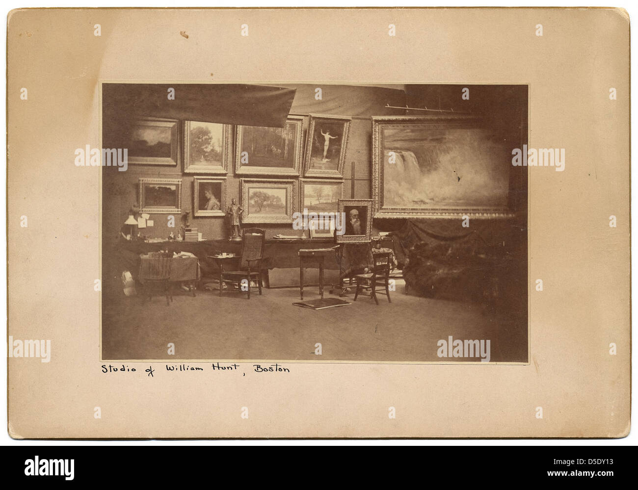 Ein Bild von William Morris Hunts Atelier mit einem Foto von Hunts Arbeitsbereich im Museum of Fine Arts, Boston. Das Foto zeigt den kreativen Raum von Hunt und enthält Details wie Pappstühle und Bilderrahmen. Stockfoto