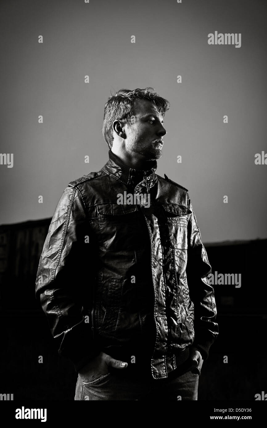 Mann Leder Jacke vor der Schiene Straßenautos Stockfoto