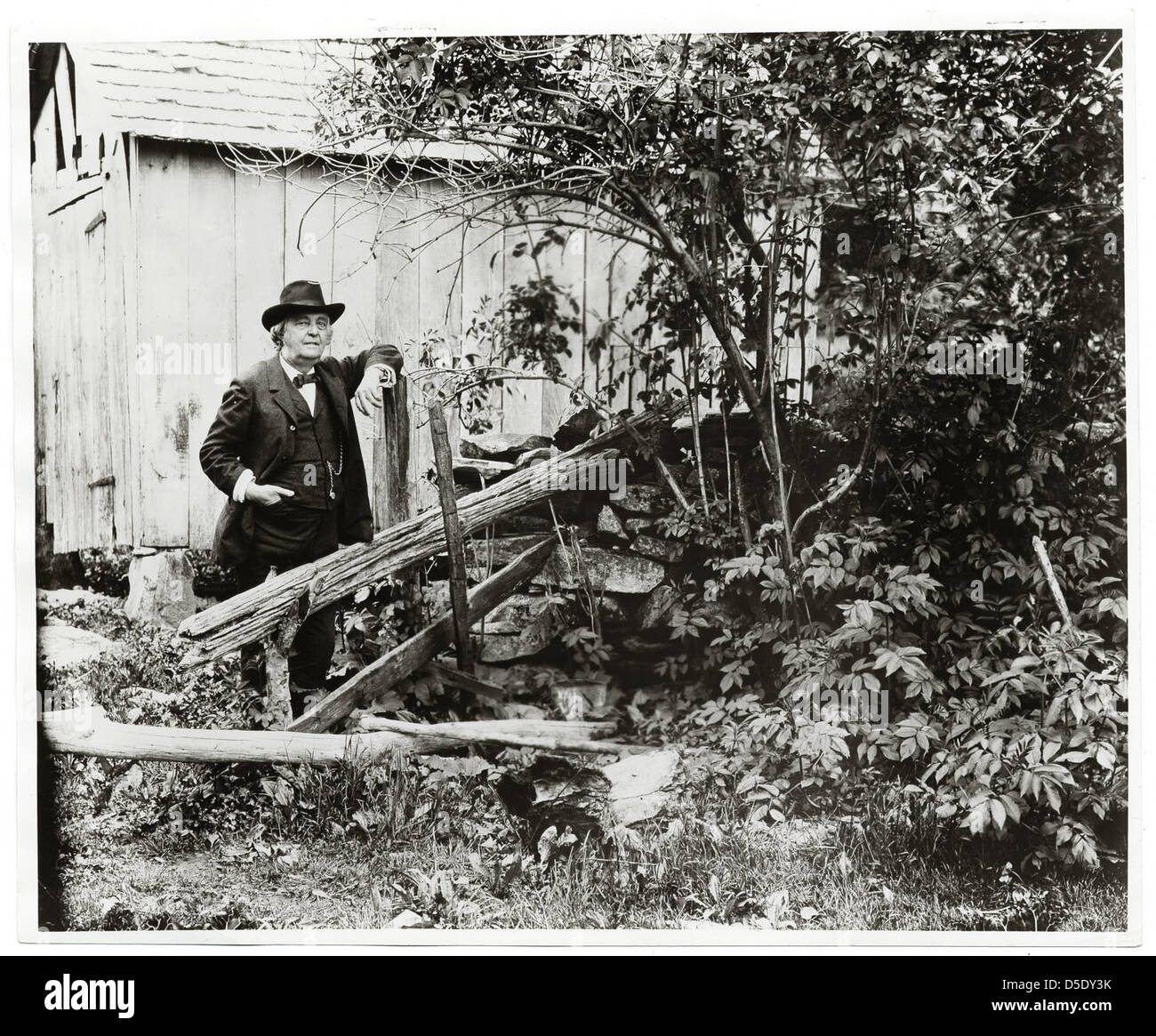 Ein Schwarzweißfoto des Künstlers Arthur Fitzwilliam Tait, aufgenommen in der Adirondack-Region in New York. Tait ist bekannt für seine Tierwelt und seine Landschaftsmalereien. Stockfoto