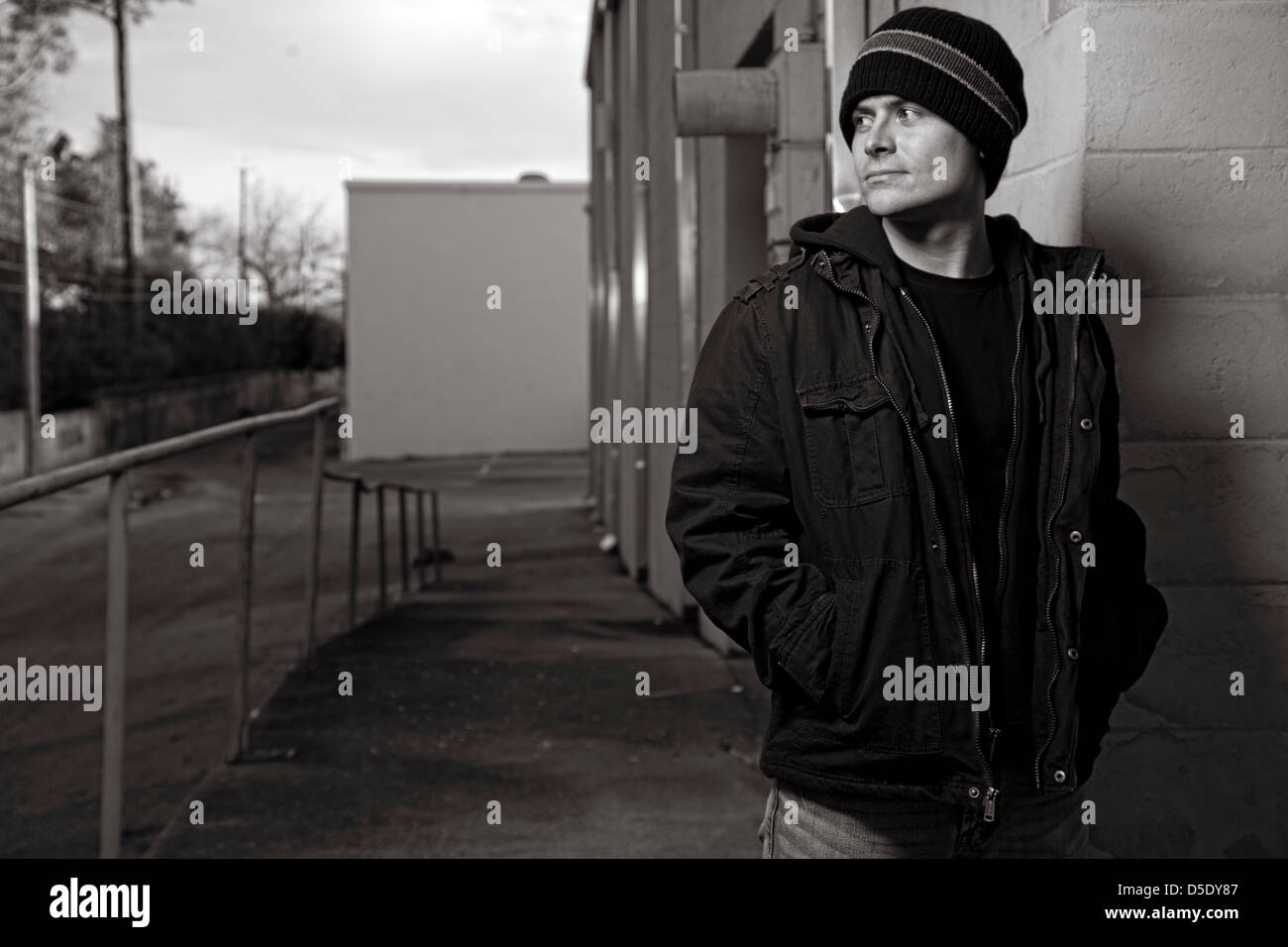 Mann mit Hut außerhalb in Gasse Stockfoto