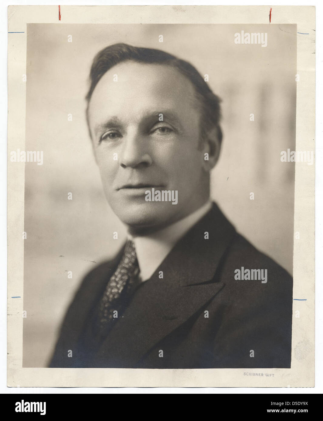 Ein Sepia-farbiges Büstenporträt von Ernest Peixotto, einem Künstler, der für seine Werke aus dem frühen 20. Jahrhundert bekannt ist. Das Foto ist Teil der Sammlung Archives of American Art der Smithsonian Institution. Stockfoto