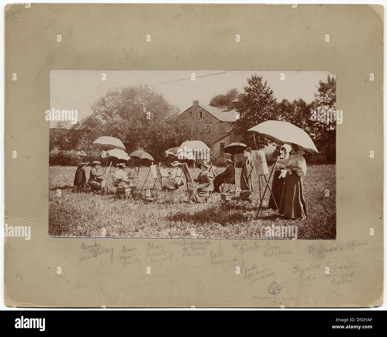 Dieses Bild von der St. Paul School of Fine Arts zeigt Studenten, die sich an Malkursen im Freien beteiligen, mit Staffeleien im Gras. Das Foto spiegelt die Bedeutung der Kunstausbildung im frühen 20. Jahrhundert wider. Stockfoto