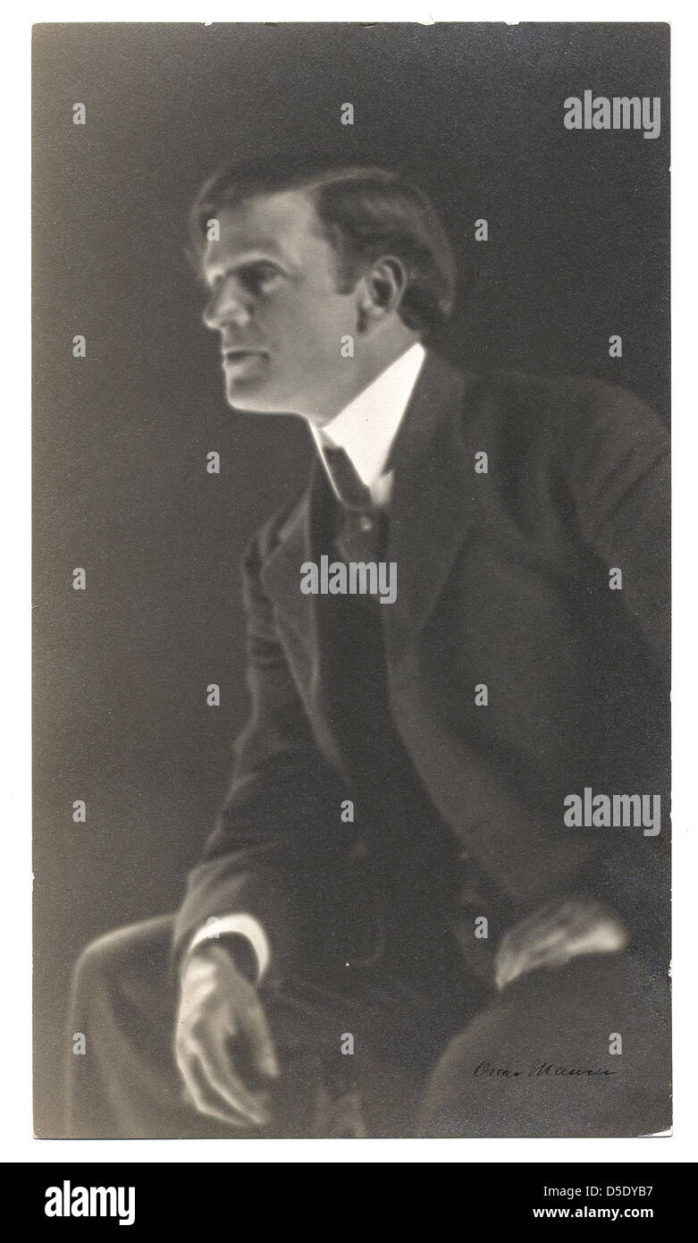 Ein Porträt von Ernest Peixotto, einem amerikanischen Künstler, der für seine Wandmalereien und Illustrationen bekannt ist. Das Foto, das Anfang des 20. Jahrhunderts aufgenommen wurde, zeigt ihn in formeller Kleidung, mit einem glatten Gesicht und seitlichen Haaren, die sein professionelles Verhalten zeigen. Stockfoto