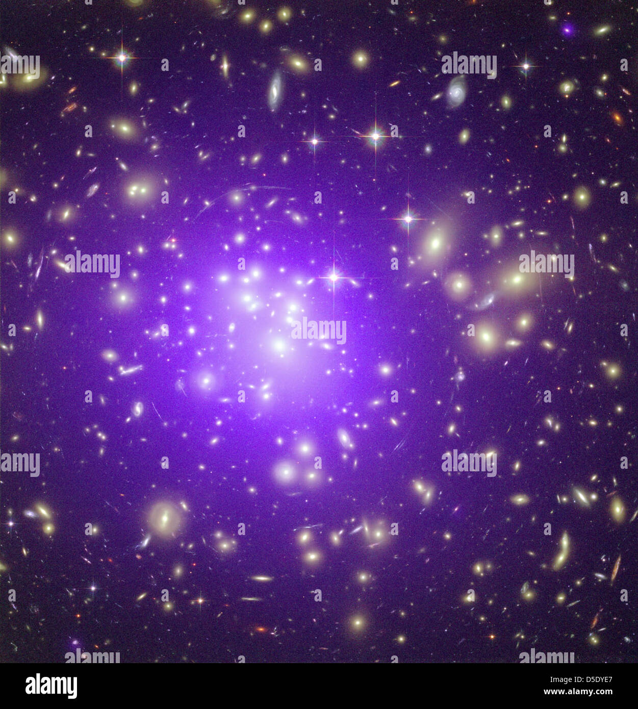 Abell 1689: Ein Galaxienhaufens hinterlässt seine Spuren (eine Galaxie cluster in einer Entfernung von etwa 2,3 Milliarden Lichtjahre von der Erde.) Stockfoto
