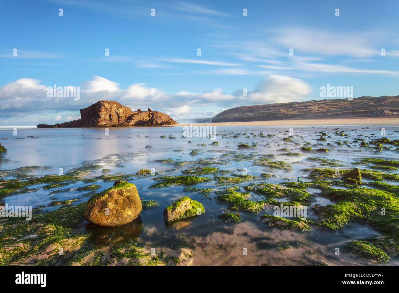 Perranporth Strand an der Nordküste von Cornwall, mit einer langen Verschlusszeit, um die Flut zu verwischen erfasst Stockfoto