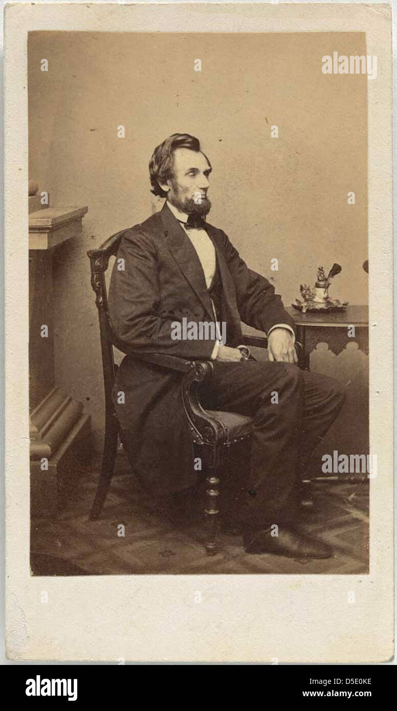Ein Porträt von Präsident Abraham Lincoln aus dem Jahr 1861 von Alexander Gardner. Dieser silberne Albumendruck fängt Lincolns stoischen Ausdruck kurz vor seiner Präsidentschaft ein und ist zu einem ikonischen Bild eines der bedeutendsten Führer Amerikas geworden. Stockfoto
