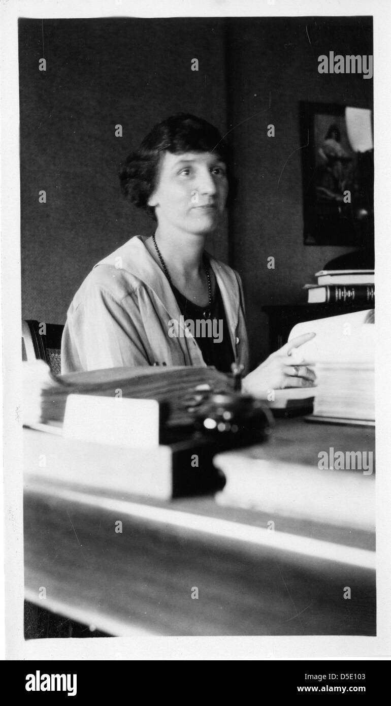 Hazel Gay, eine bemerkenswerte Persönlichkeit in der Wissenschafts- und Bibliotheksgeschichte, aufgenommen in einem Büroporträt. Gay, Bibliothekarin am American Museum of Natural History, wird für ihre Beiträge zum wissenschaftlichen Dienst und zur Förderung von Frauen in der Wissenschaft gefeiert. Stockfoto