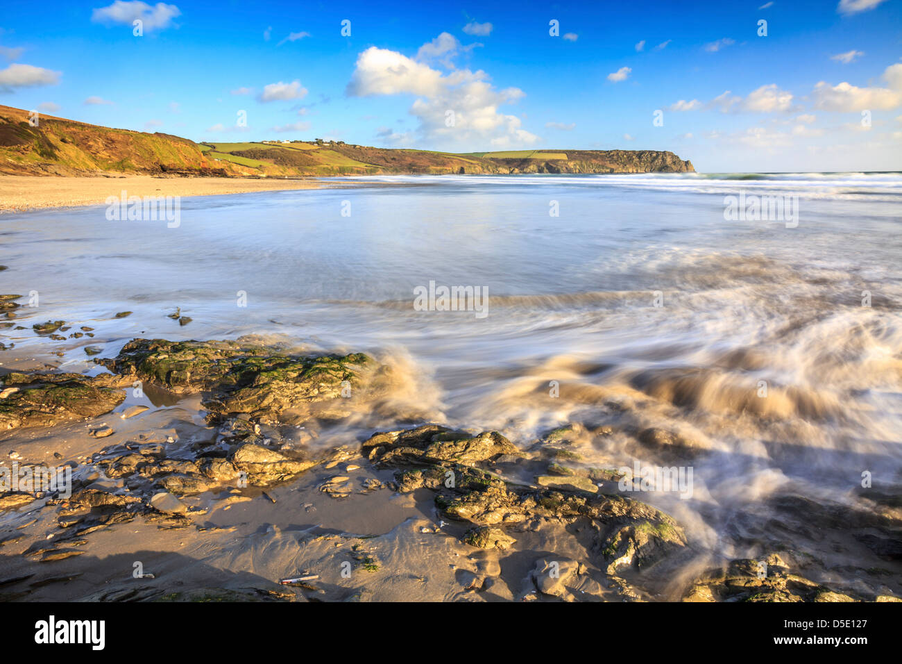 Pendower Beach auf der Roseland in Cornwall, mit einer langen Verschlusszeit zu die ankommenden Wellen verschwimmen erfasst. Stockfoto
