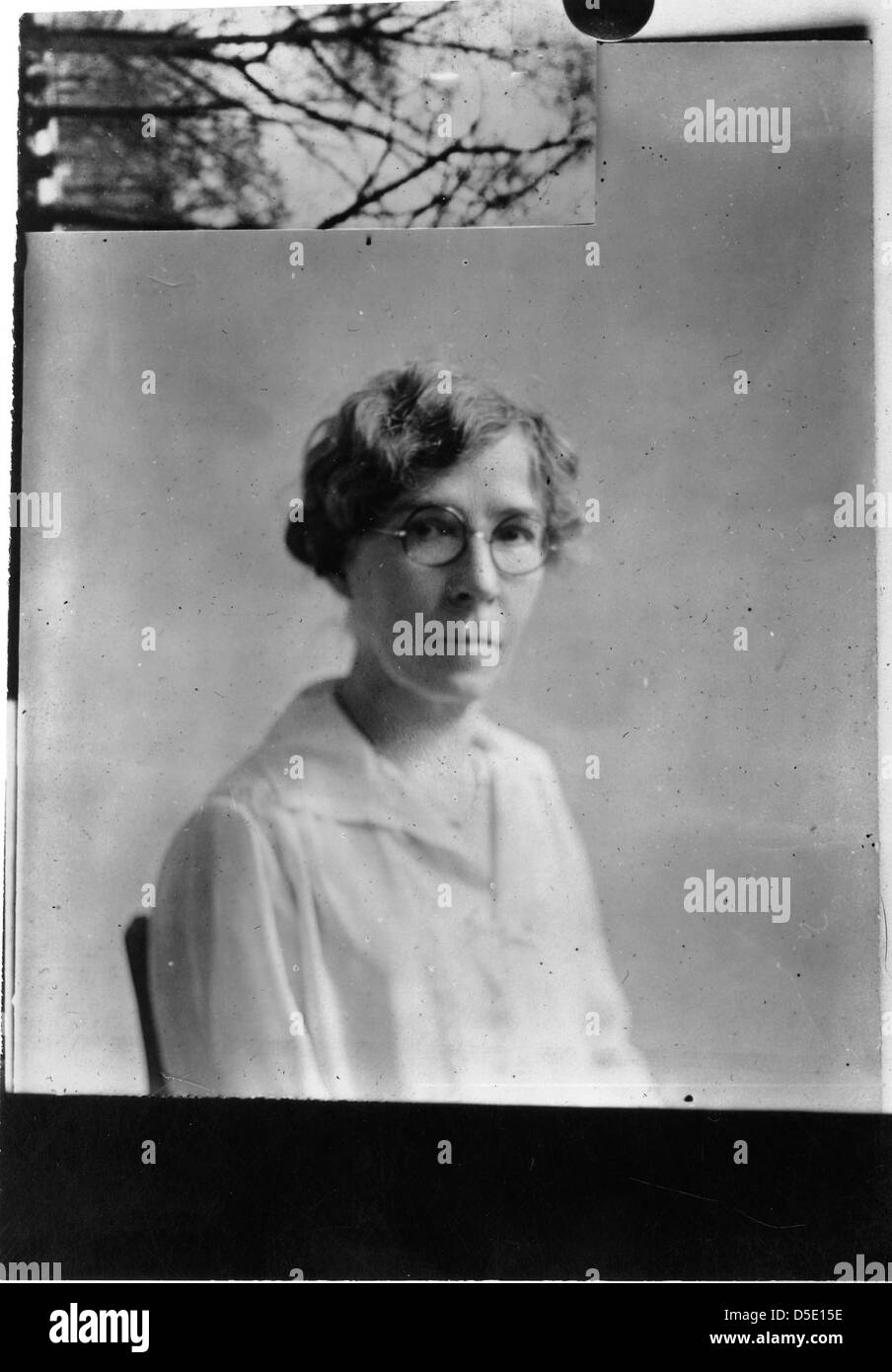 Ein Porträt von Vera Katherine Charles, einer Absolventen und Pionierwissenschaftlerin am Mount Holyoke aus dem frühen 20. Jahrhundert, in dem sie ihre Beiträge zur Mykologie und zur Rolle der Frauen in der Wissenschaft hervorhebt. Stockfoto