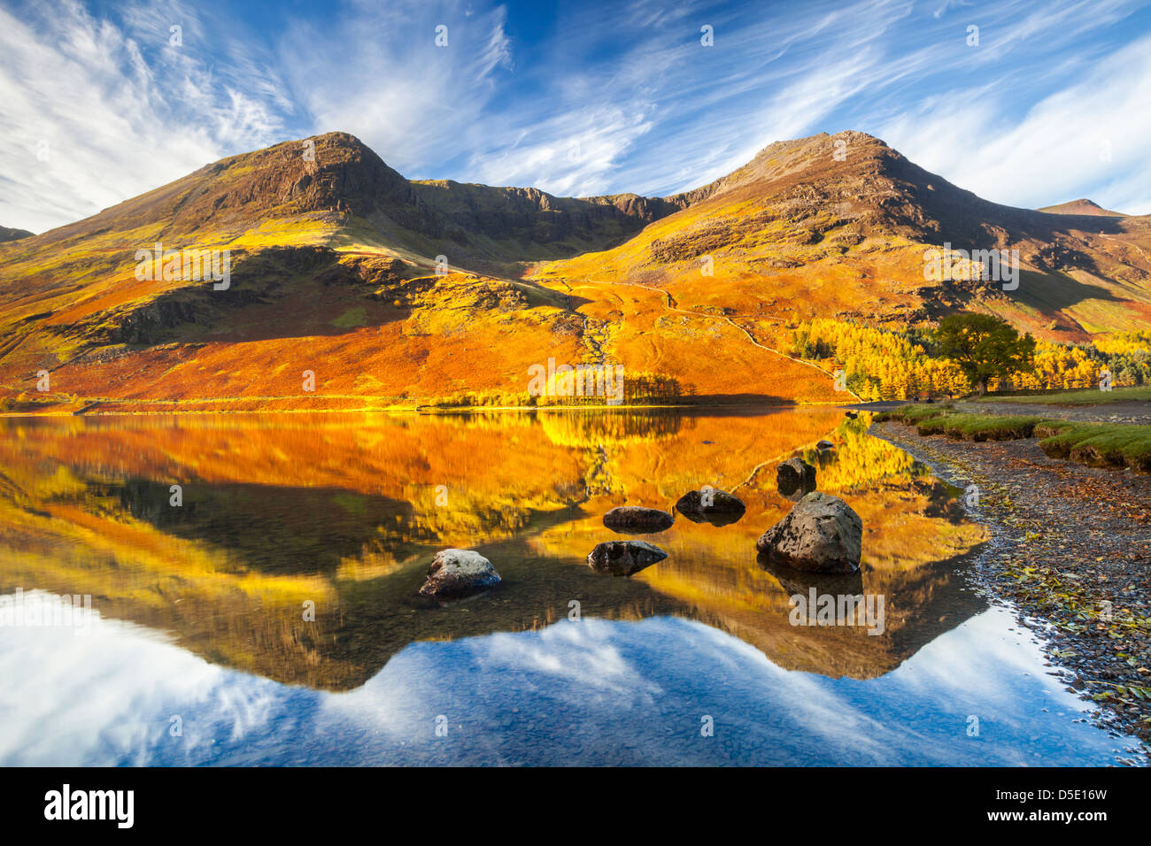 Buttermere im Lake District National Park.  Gefangen an einem noch morgen im Herbst Stockfoto