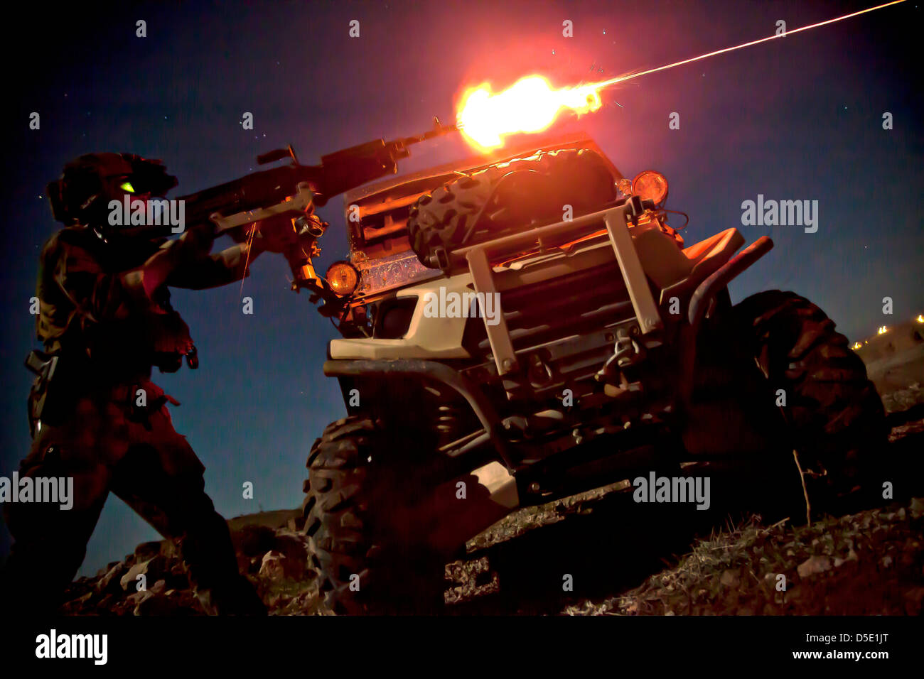 Mitglied uns Marine Special Operations Team feuert eine M240B Maschinengewehr während Nacht Feuer Durchhaltefähigkeit training 28. März 2013 in der Provinz Helmand, Afghanistan. Marine Special Operations Team-Mitglieder werden in der Provinz Helmand zu trainieren und mentor afghanischen nationalen Sicherheitskräfte eingesetzt. Stockfoto