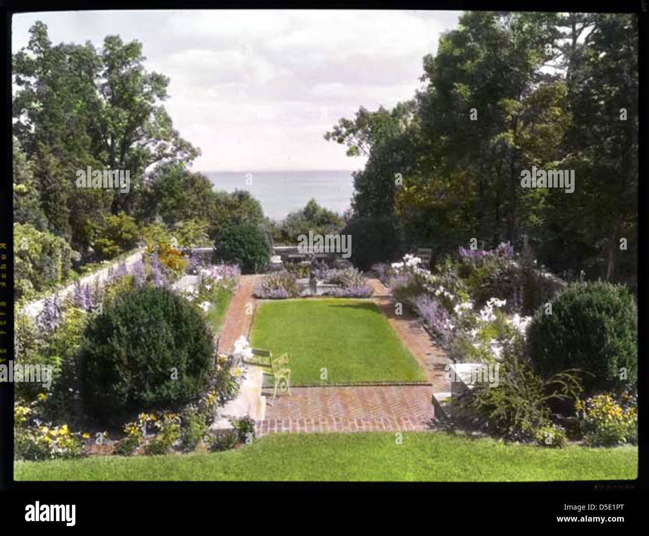 Diese Folie zeigt Brier Hill, entworfen von Edward Van Altena, mit einem formellen Garten mit Bäumen, Blumen und einem ruhigen Gewässer. Das Layout hebt Gartendesign und Landschaftsgestaltung im frühen 20. Jahrhundert hervor. Stockfoto