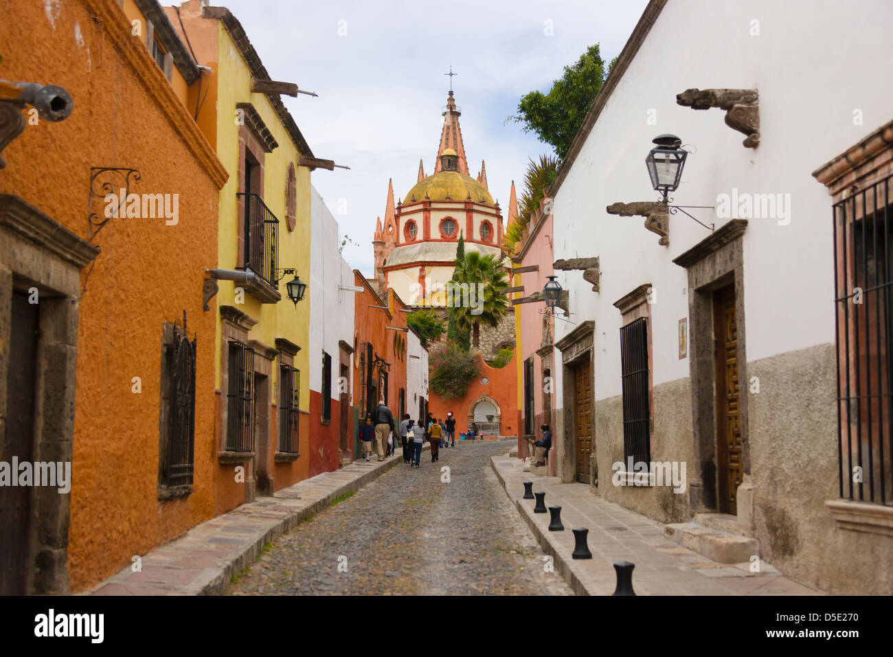 Koloniale Gebäude und gepflasterten Straße, San Miguel de Allende, Mexiko Stockfoto