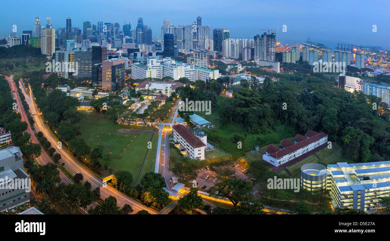 Skyline von Singapur mit Bukit Timah Central Expressway CTE am Abend blaue Stunde Panorama Stockfoto