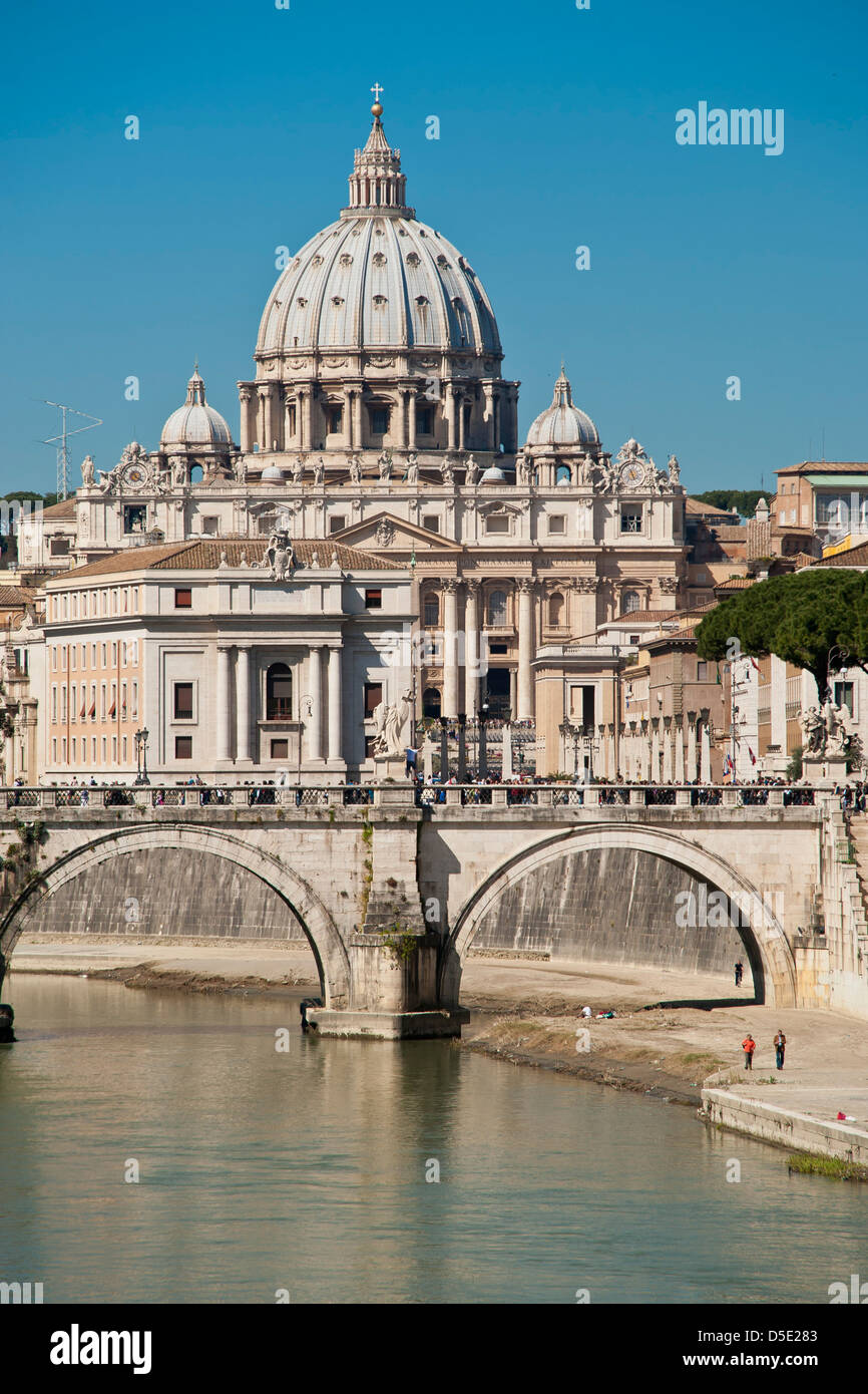 Ein Blick auf die Kathedrale von St. Peter im Vatikan, gesehen aus dem Tiber, der Fluss, der Rom überquert Stockfoto