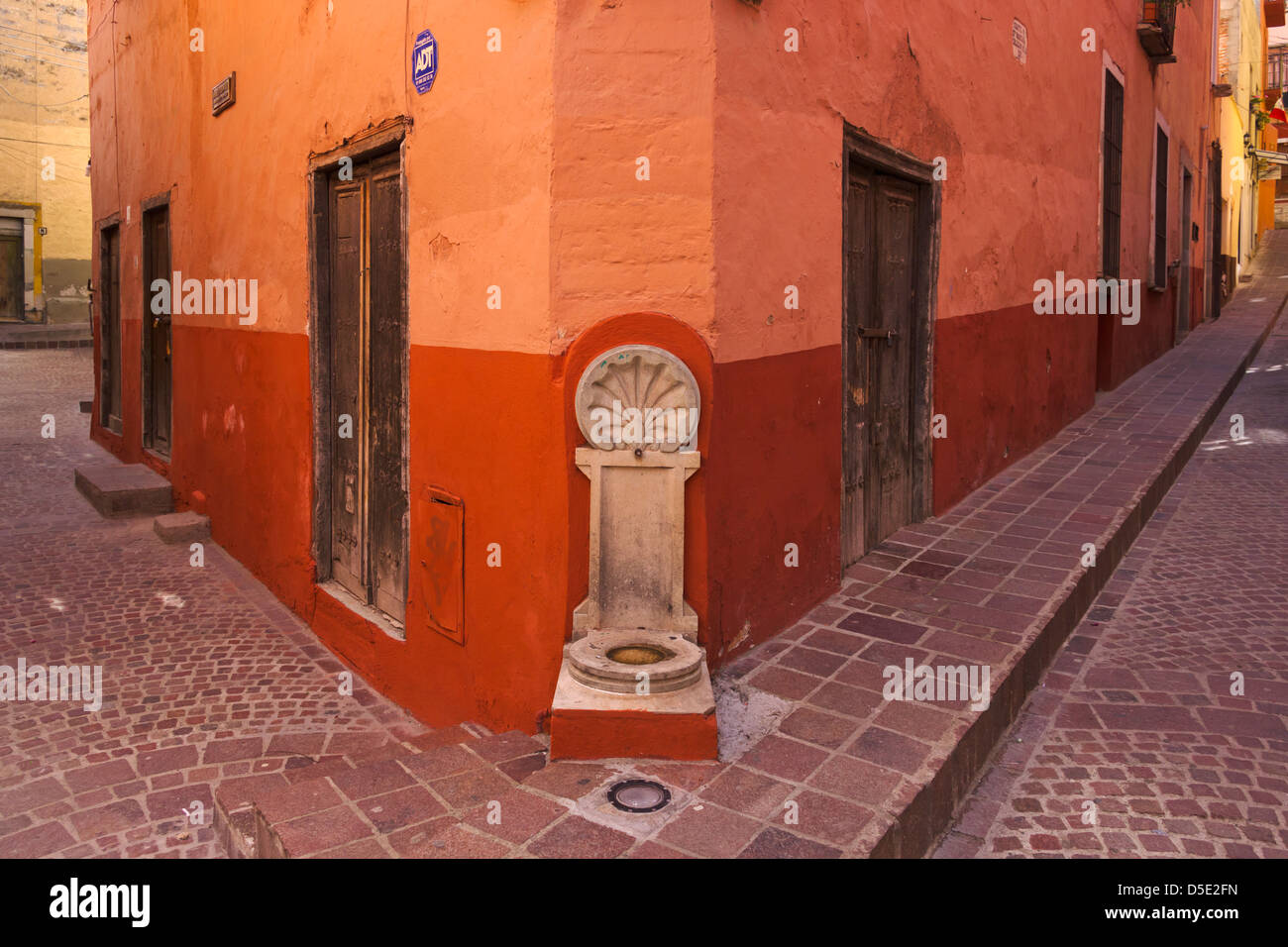 Haus im Kolonialstil und gepflasterten Straße, Guanajuato, Mexiko Stockfoto