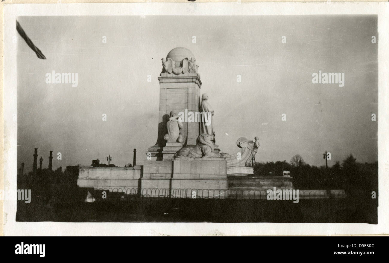 Der Columbus Fountain and Statue in Washington, D.C. ist ein Denkmal an Christoph Columbus. Es zeigt eine Statue von Columbus vor einem großen Brunnen, ein Symbol für Entdeckungen und Entdeckungen. Stockfoto