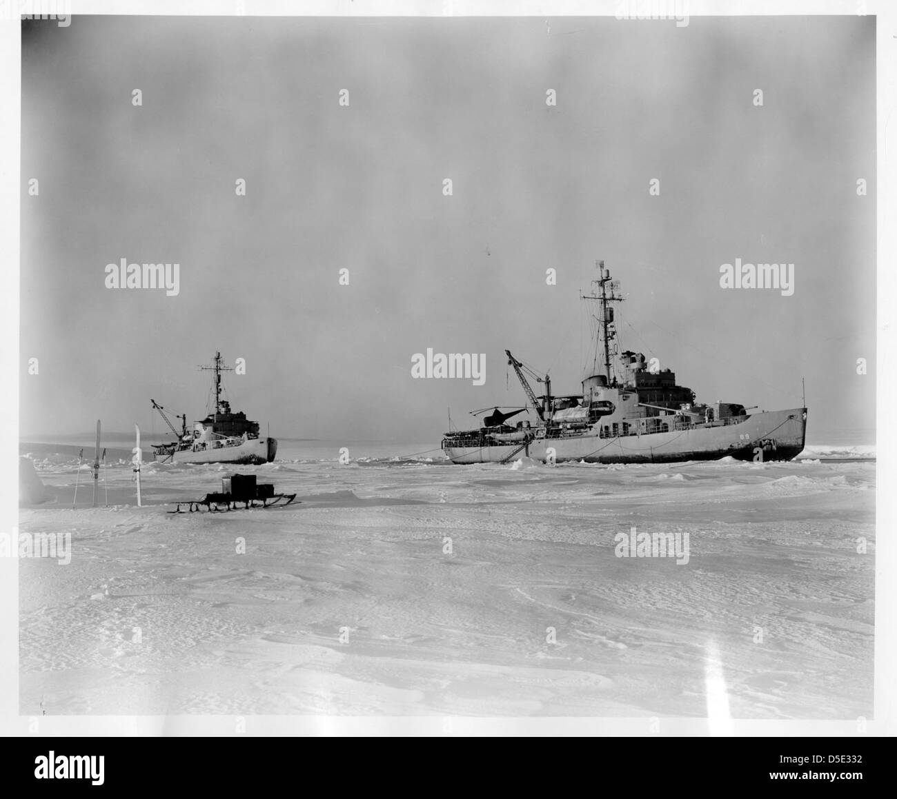 Die USS Burton-Insel (AG-88) und der USS Edisto (AG-89) in der Antarktis Stockfoto