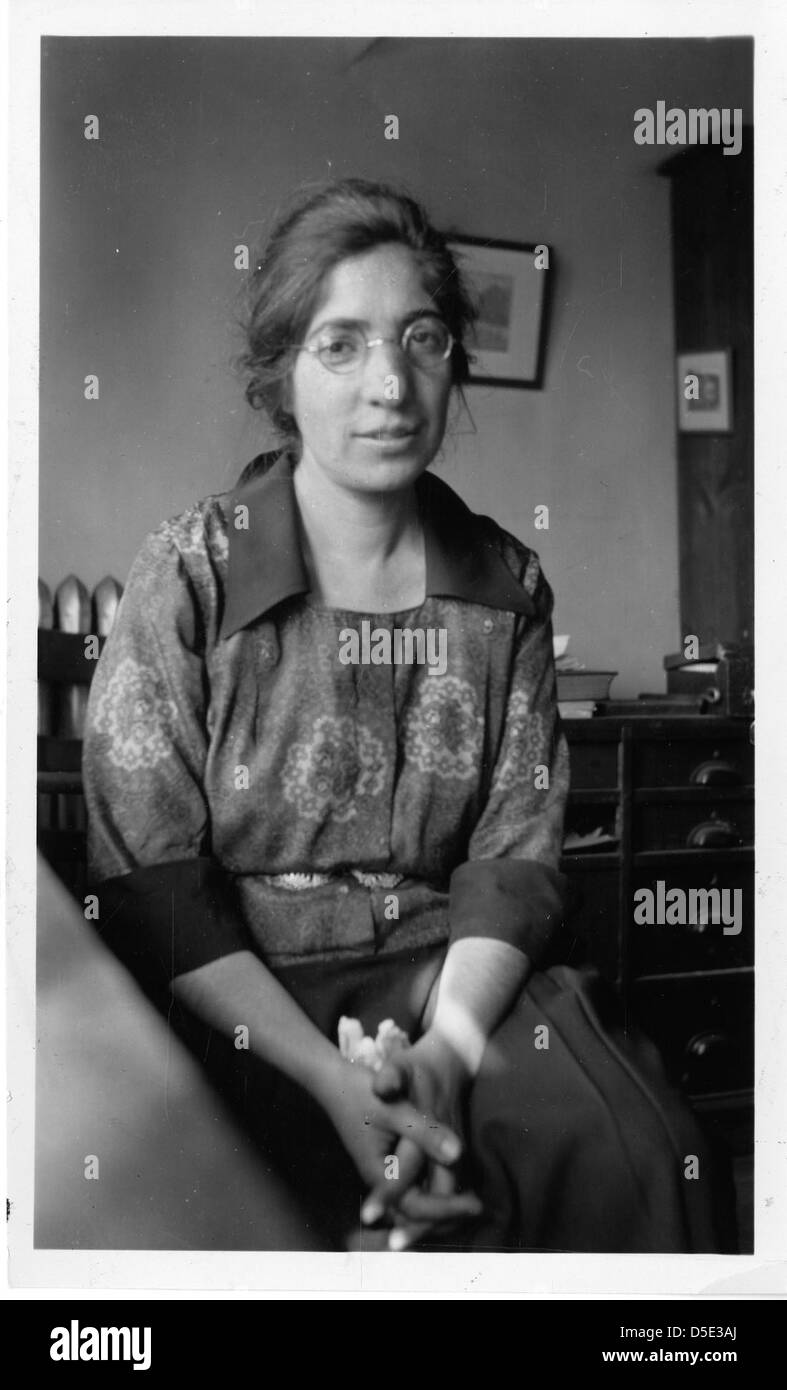 Libbie Henrietta Hyman (1888–1969) war eine Zoologin, deren Arbeit in der Zoologie von Wirbellosen maßgeblich zur Wissenschaft beitrug. Dieses von der Smithsonian Institution archivierte Porträt von 1941 würdigt ihr Vermächtnis in der Wissenschaft. Stockfoto