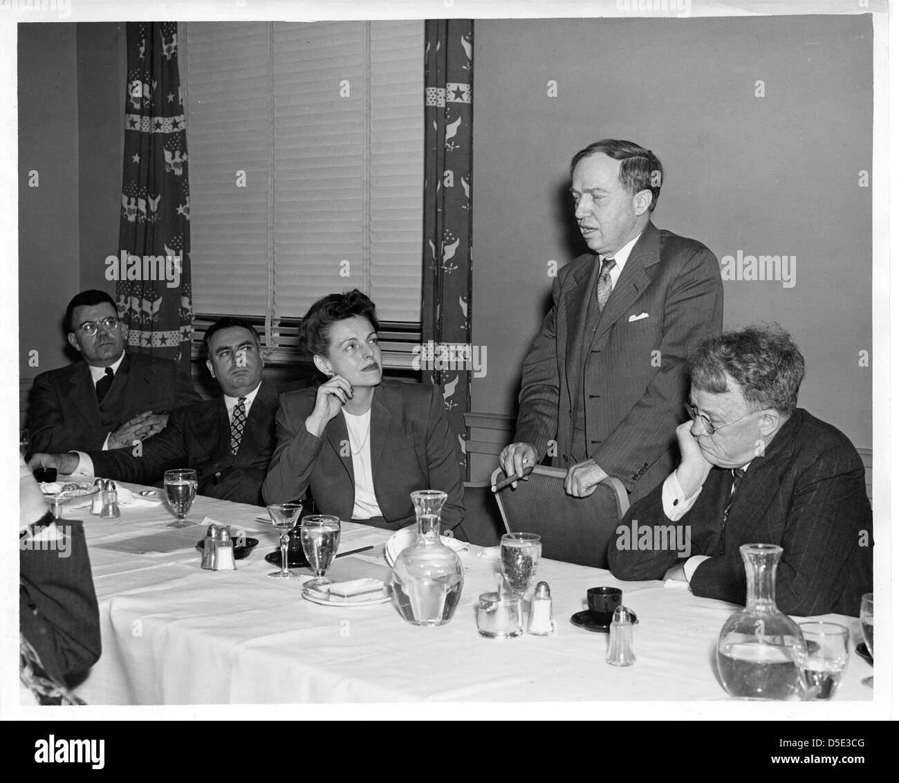 (Von links nach rechts): Edward Uhler Condon (1902-1974), Brien McMahon (1903-1952), Helen Chris Gahagan Douglas (1900-1980), Harlow Shapley (1885-1972); und William Hammatt Davis (1879-1964) Stockfoto