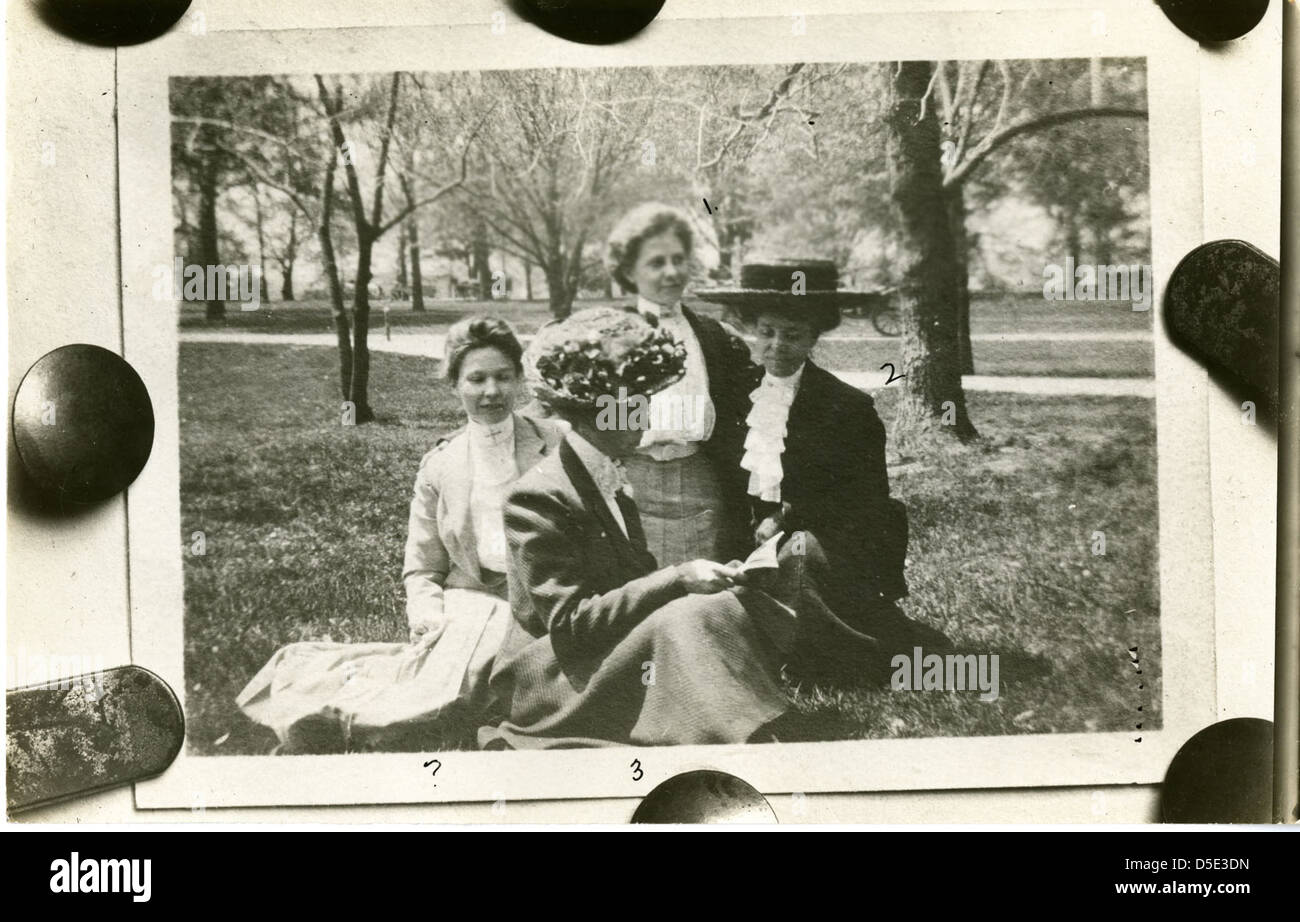 (Von links nach rechts): Eine nicht identifizierte Frau (evtl. Alice Haskins) Sitzen mit Lucia McCulloch (1873-1955), Clara H. Hasse (1880?1926), und Maria K. Berger Stockfoto