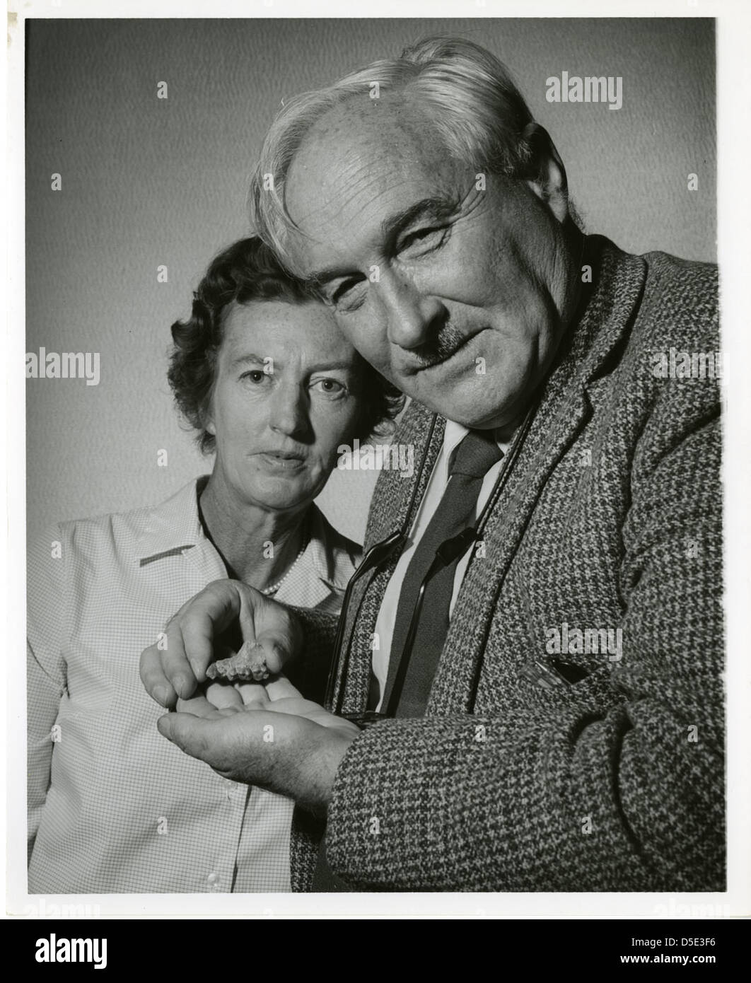 (von links nach rechts): Mary Douglas Nicol Leakey (1913 – 1996) und ihr Ehemann Louis Seymour Bazett Leakey (1903-1972) Stockfoto