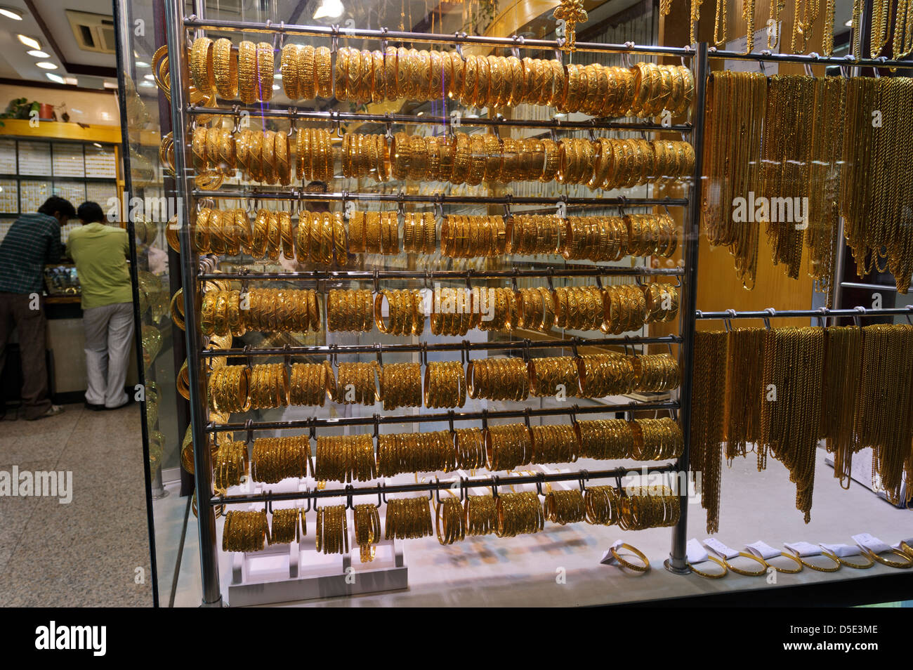 Goldschmuck auf Verkauf, Dubai Gold Souk, Dubai, Vereinigte Arabische Emirate. Stockfoto