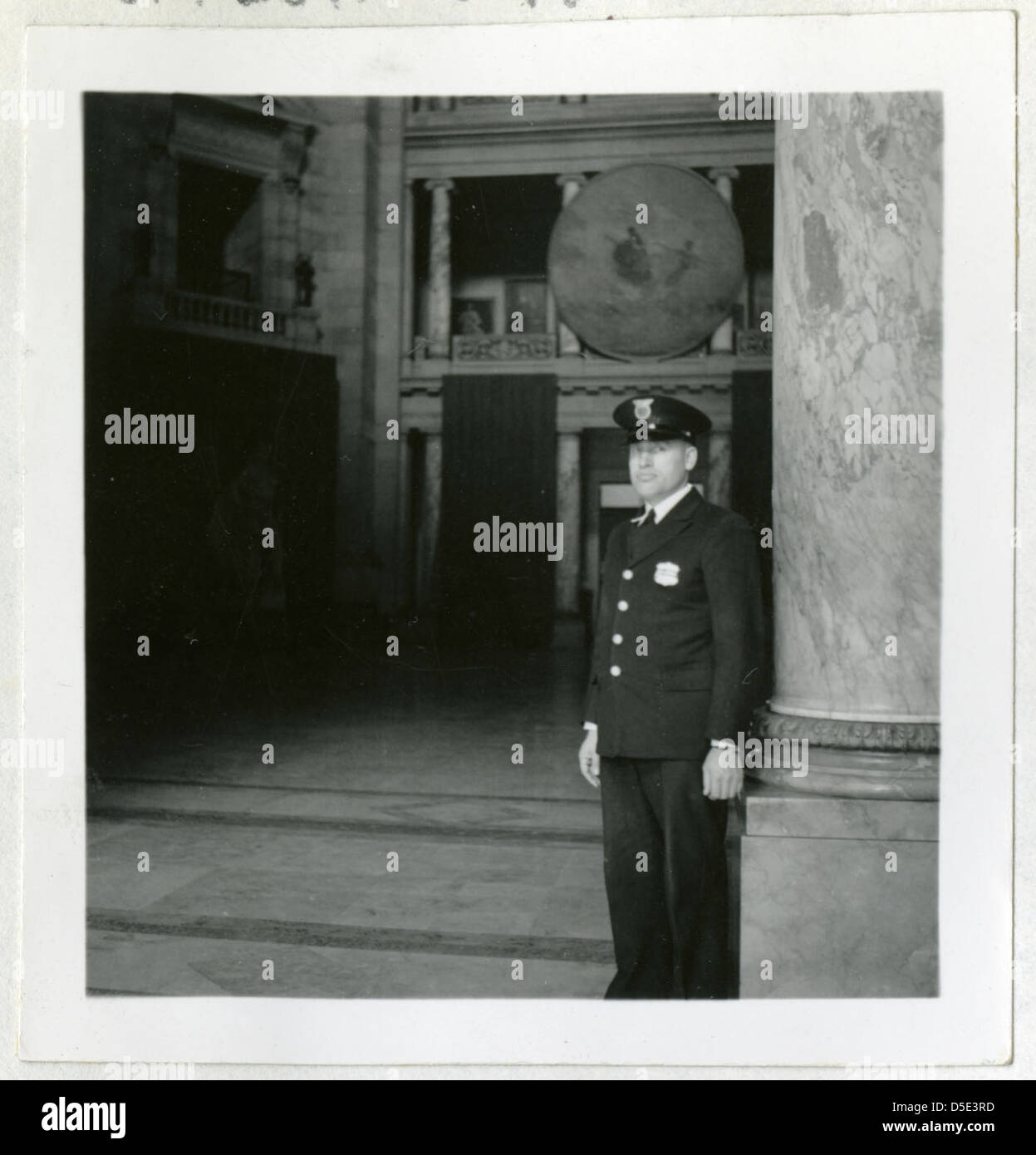 Geo Clark, nur als Uniform in den Archiven der Smithsonian Institution identifiziert, stellt eine Figur von historischer Bedeutung dar. Obwohl Details seiner Identität unbekannt sind, bleibt das Bild wegen seiner potenziellen kulturellen und historischen Relevanz erhalten, wodurch das Engagement des Smithsonian, alle Aspekte der Geschichte zu dokumentieren, erhalten bleibt. Stockfoto