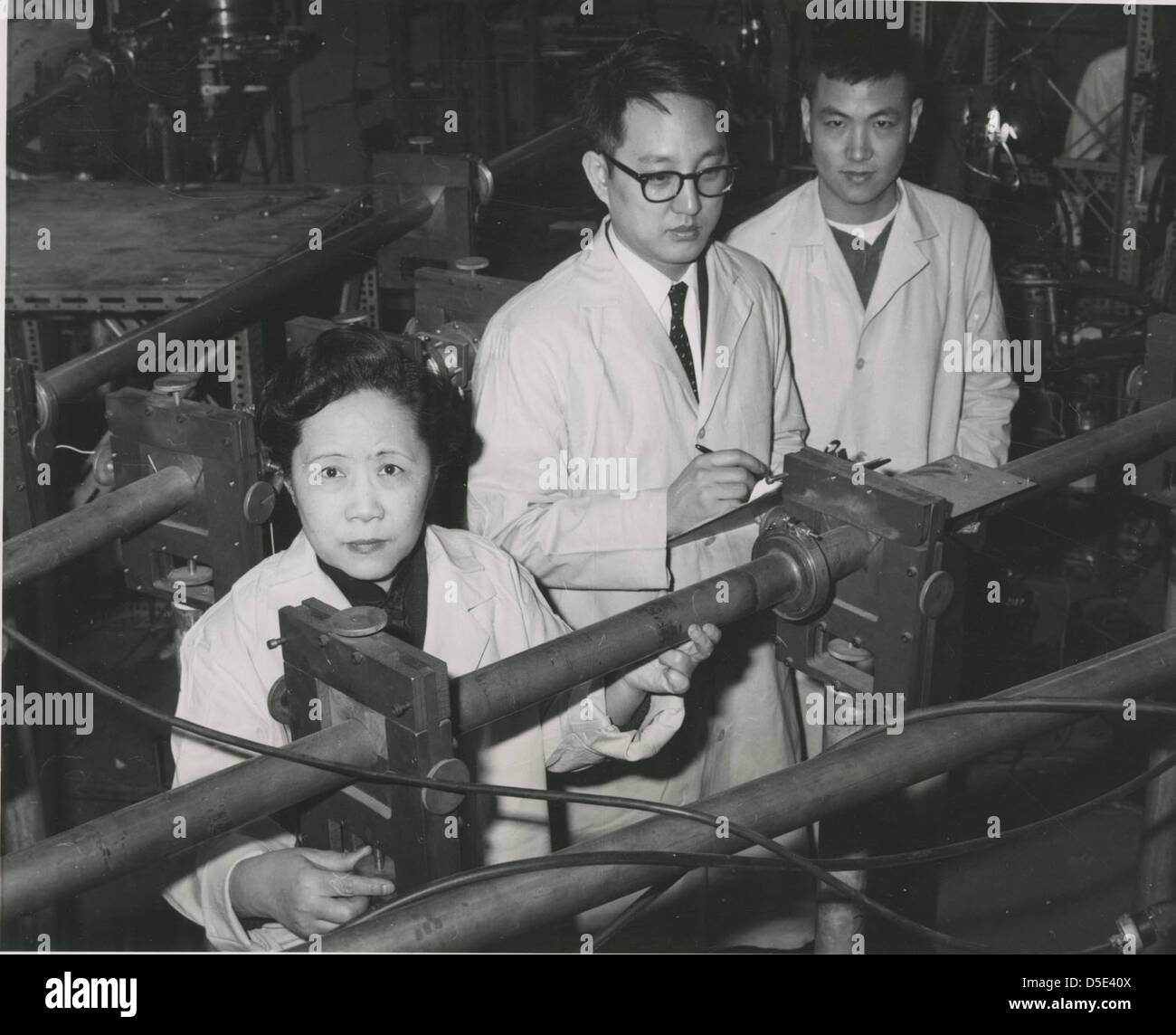 Chien-shiung Wu, eine chinesisch-amerikanische Physikerin, wird in den 1960er Jahren mit ihren Kollegen Y.K. Lee und L.W. Mo gesehen und hebt ihre Beiträge zur Wissenschaft und zu Frauen in der Physik hervor. Stockfoto