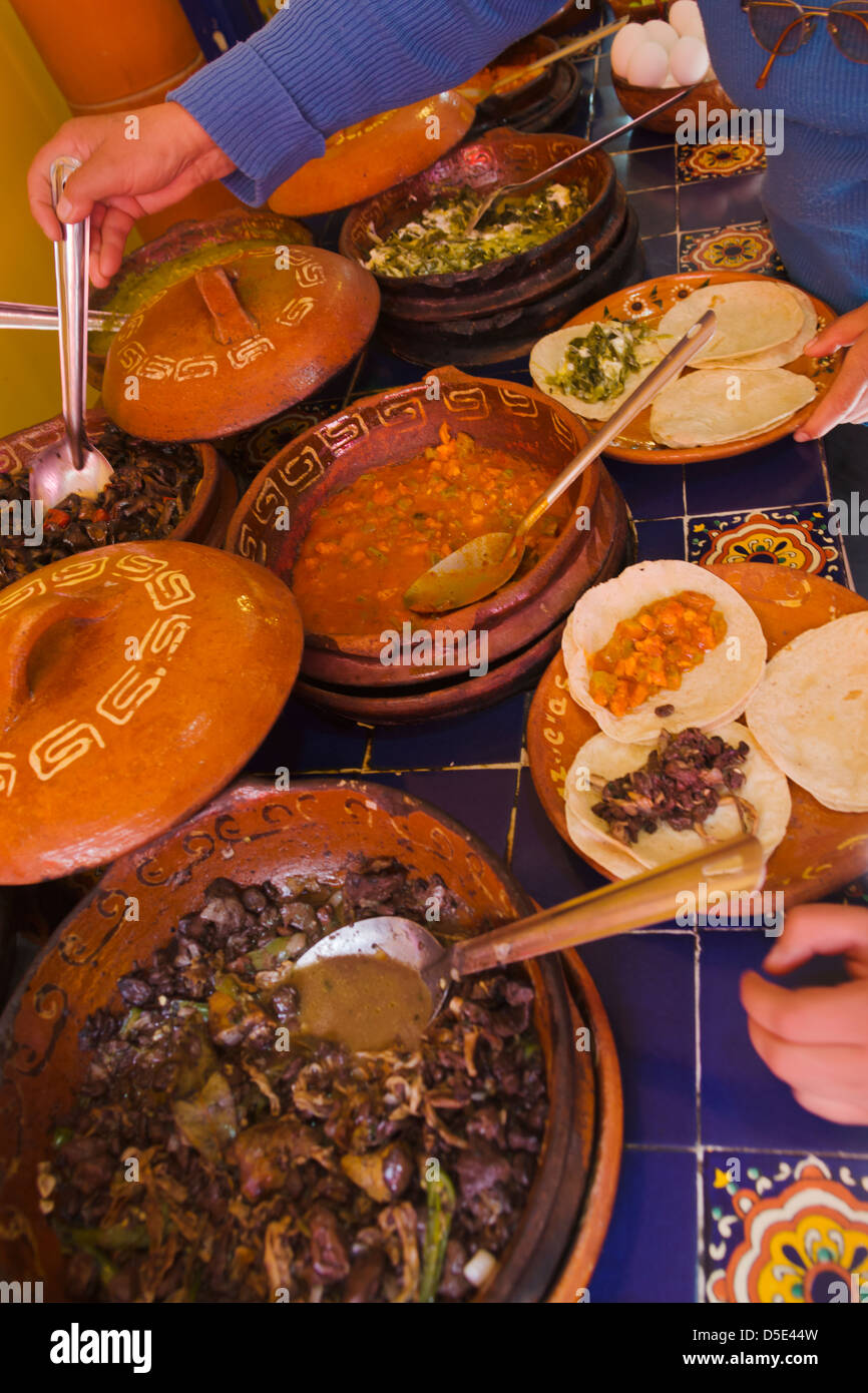 Verkauf von Lebensmitteln auf dem Markt, Zitacuaro, Mexiko Stockfoto