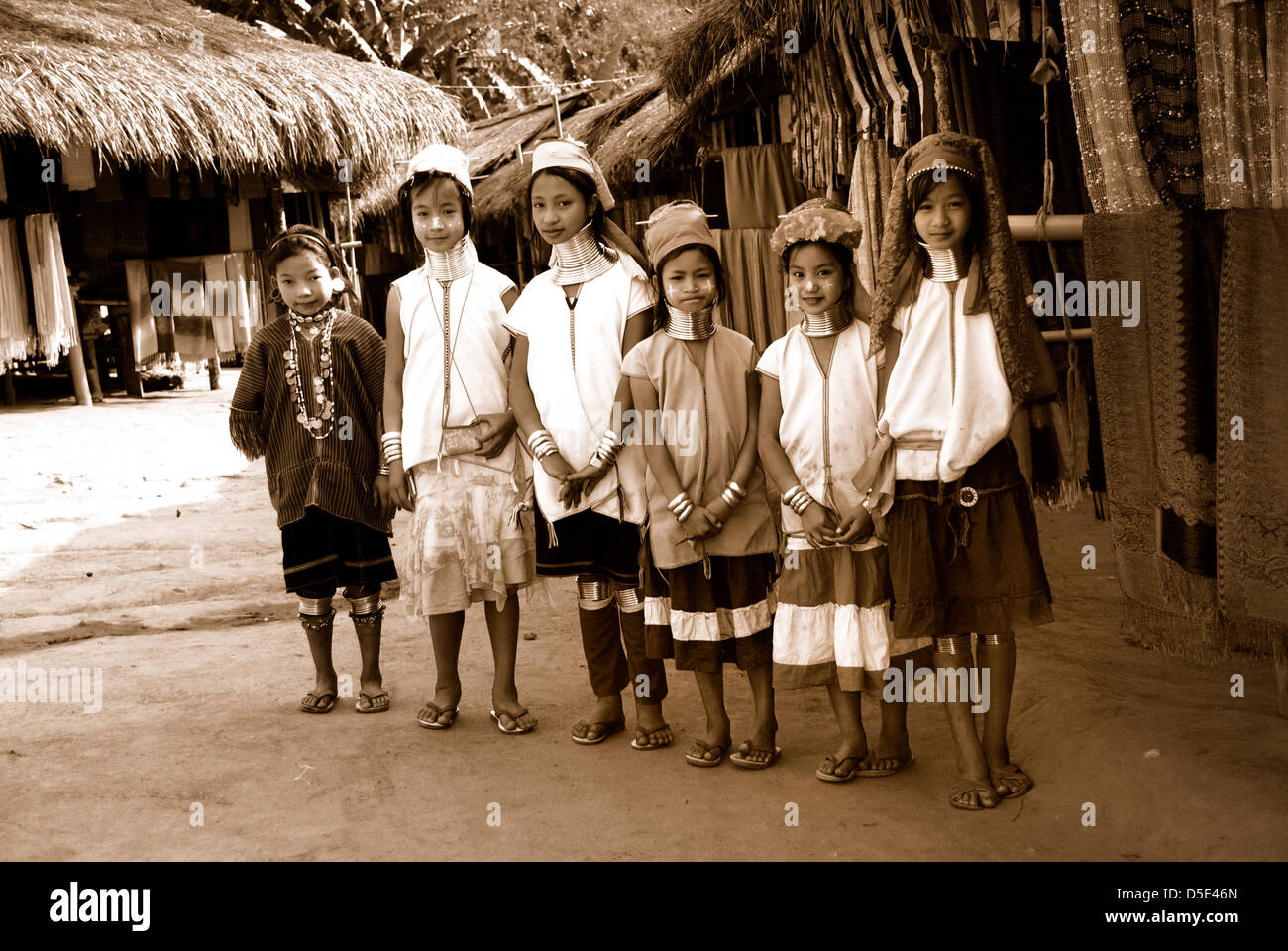 Junge Mädchen Langhals Karen hill Tribe Tathon Dorf Chiang Mai Nordthailand aufgenommen am 08.12.2008 Stockfoto