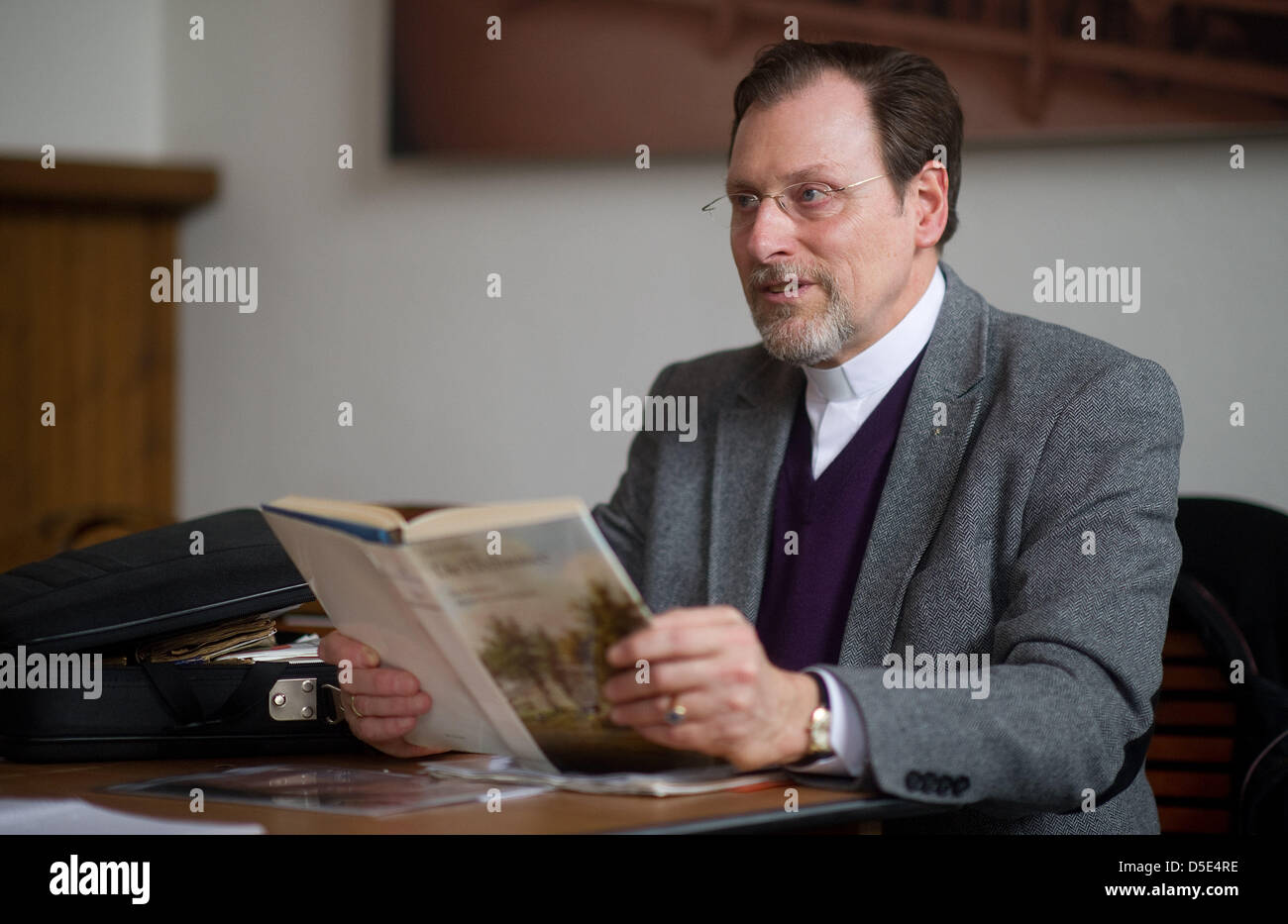 Pastor John Sigmund aus Baltimore/USA liest historische Dokumente seiner Vorfahren an Ballinstadt in Hamburg, Deutschland, 4. März 2013. Mehrere Millionen Menschen folgten ihren Traum von einem neuen Leben über den Atlantik Ocena vor mehr als hundert Jahren. Sie und ihre Nachkommen blieb oft Wanderer zwischen zwei Kulturen. Foto: Axel Heimken Stockfoto