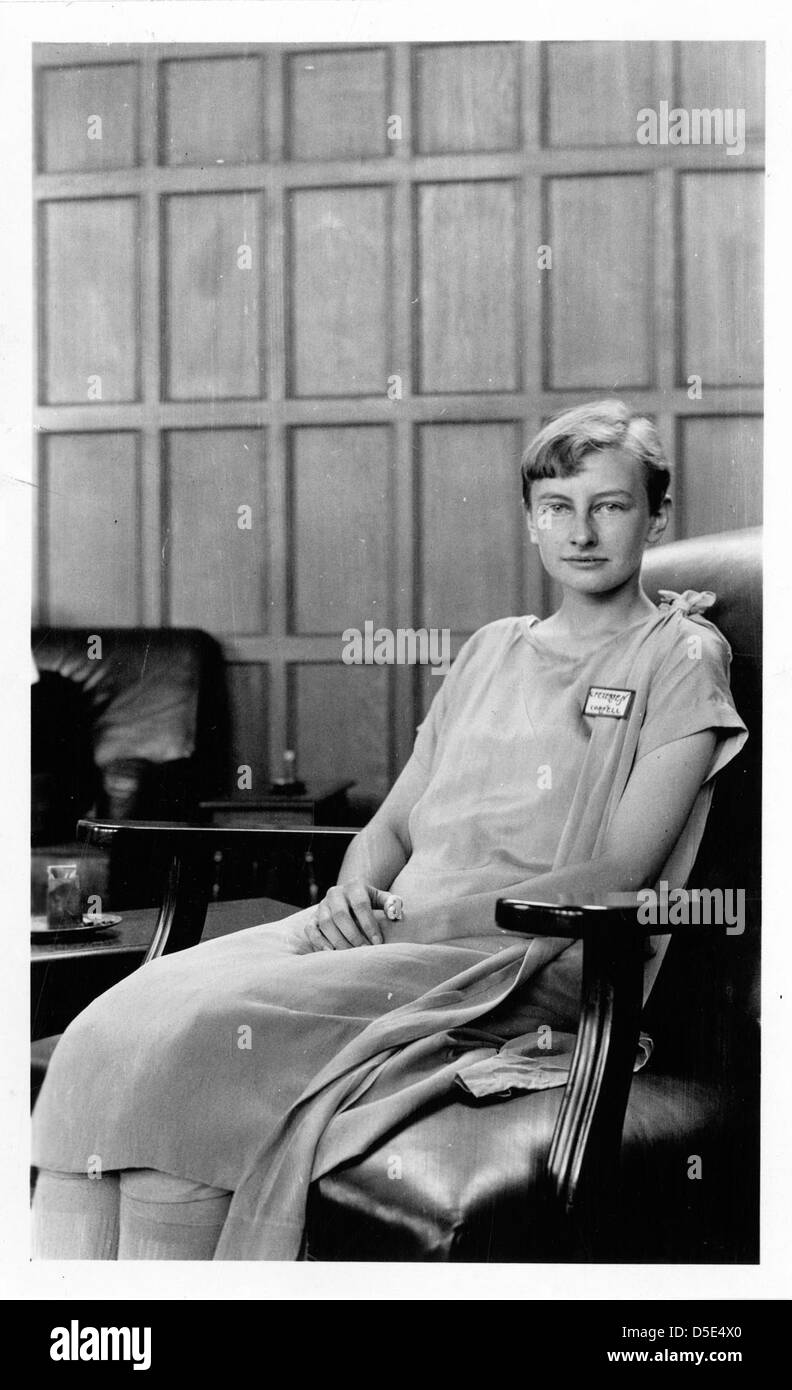 Grace A. Peterson, bekannt für ihre Arbeit in Mykologie, ist im Northrop Camp nahe Mount Washington in Massachusetts zu sehen. Dieses Foto vom Women's History Month 2013 zeigt ihre Beiträge als Wissenschaftlerin und Mykologin. Stockfoto