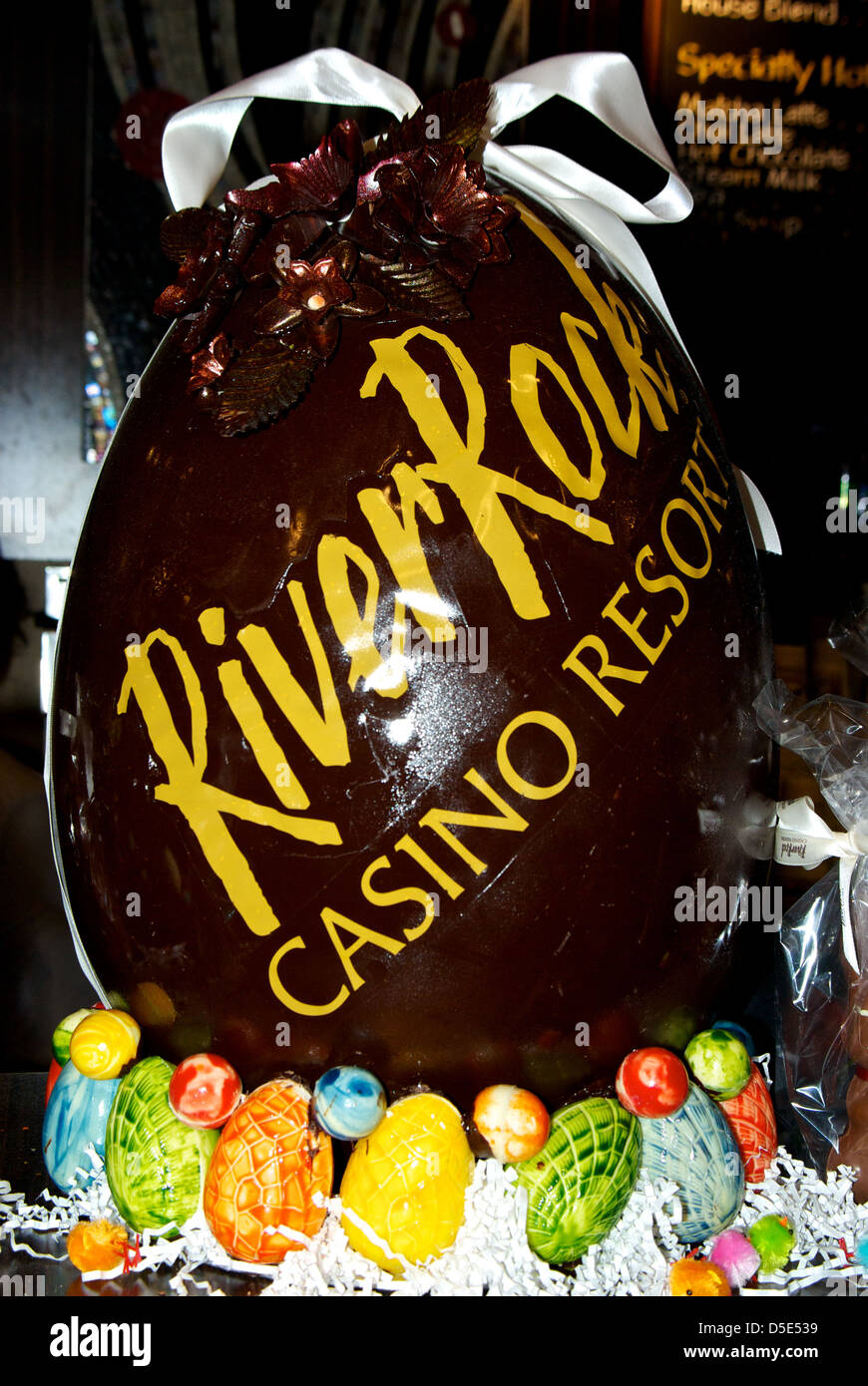 Riese dekoriert dunkle Schokolade Osterei River Rock Casino Resort in Richmond BC Kanada Stockfoto