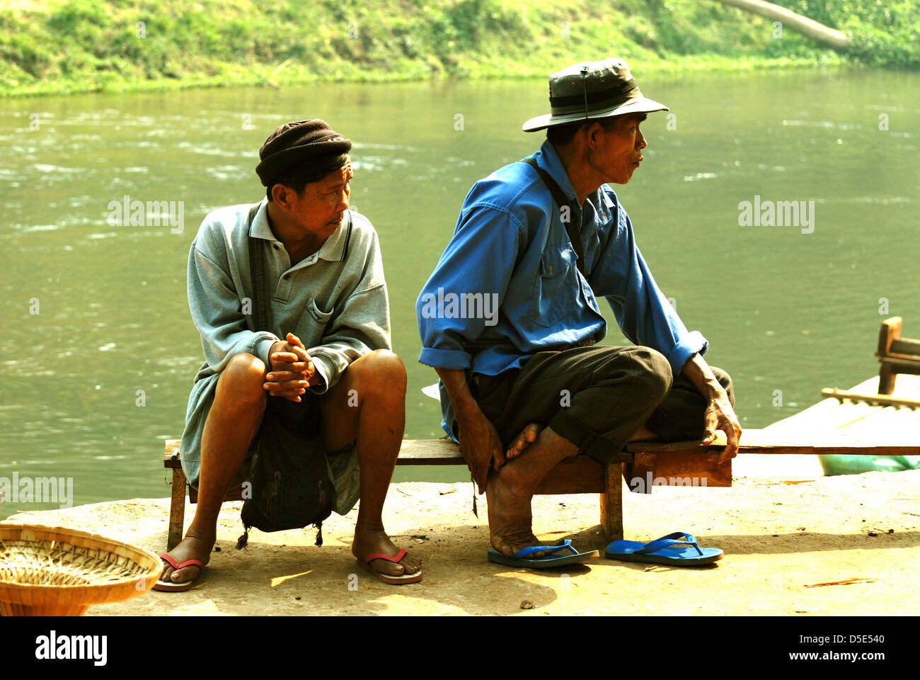 Thai hinkend Fluss Reiseleiter warten auf Touristen in Chiang Mai Nordthailand genommen 03.06.2009 ankommen Stockfoto