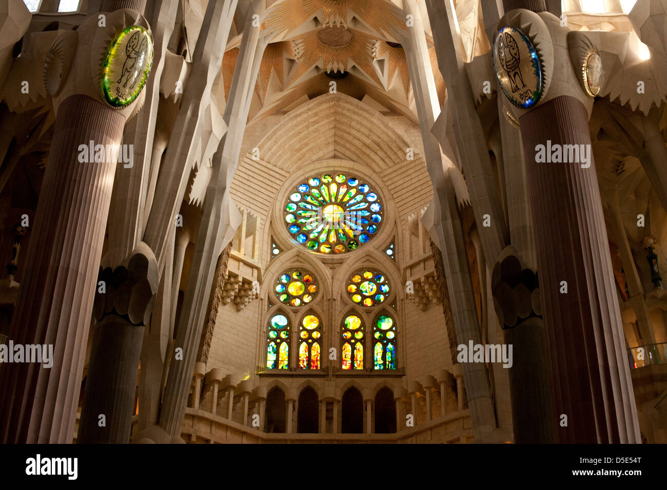 Innen die Fenster und die Innenwände der Basilika Sagrada Familia in Barcelona anzeigen Stockfoto