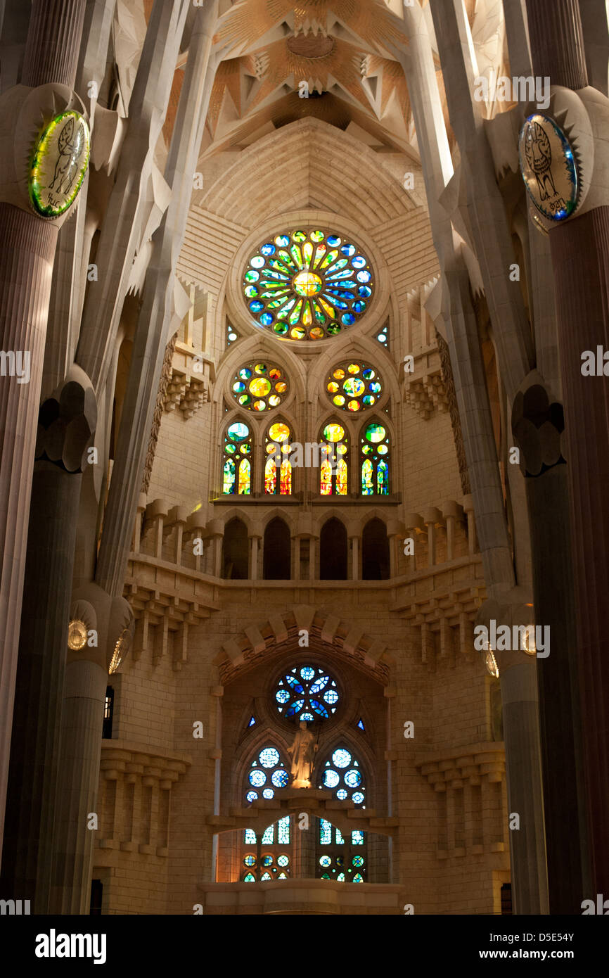 Innen die Fenster und die Innenwände der Basilika Sagrada Familia in Barcelona anzeigen Stockfoto