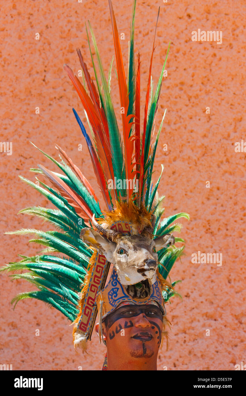 Mann trägt Kopfmaske Maya Hirsch Gott, Tulum, Quintana Roo Zustand, Mexiko Stockfoto