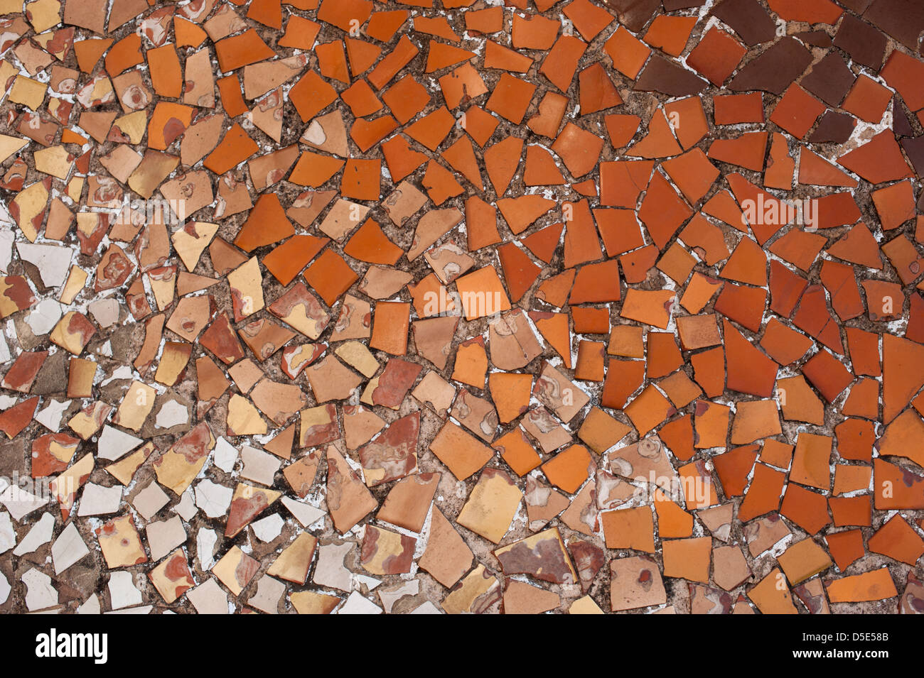 Farbiges Glas Mosaik finden Sie auf Casa Batllo - ein Haus im Jahre 1904 neu gestaltete von Antoni Gaudi. Stockfoto