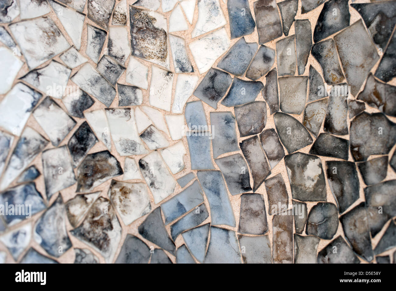 Farbiges Glas Mosaik finden Sie auf Casa Batllo - ein Haus im Jahre 1904 neu gestaltete von Antoni Gaudi. Stockfoto