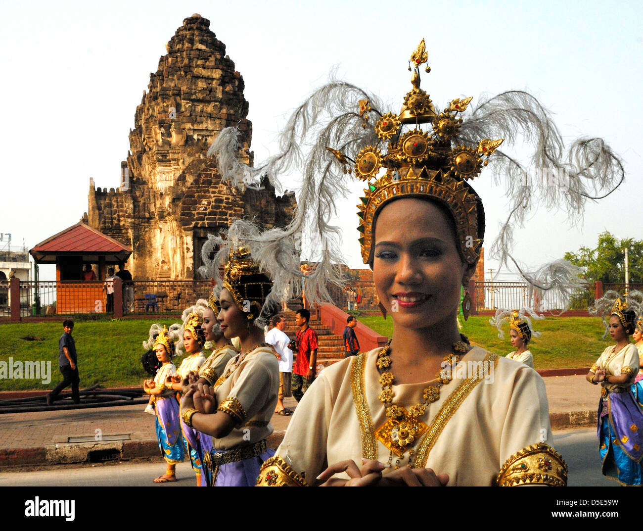 Farbenfrohe Thai Kostüm getragen auf dem Lop Buri Festival in Lop Buri Thailand aufgenommen am 15.02.2012 Stockfoto
