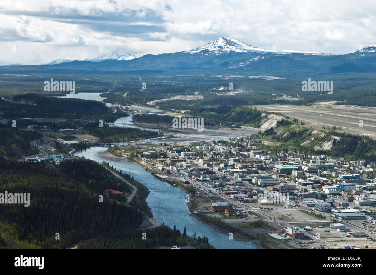 Eine Luftaufnahme mit dem Hubschrauber von der Stadt Whitehorse, Yukon River und Golden Horn Berg, im Yukon Territorium, Kanada. Stockfoto