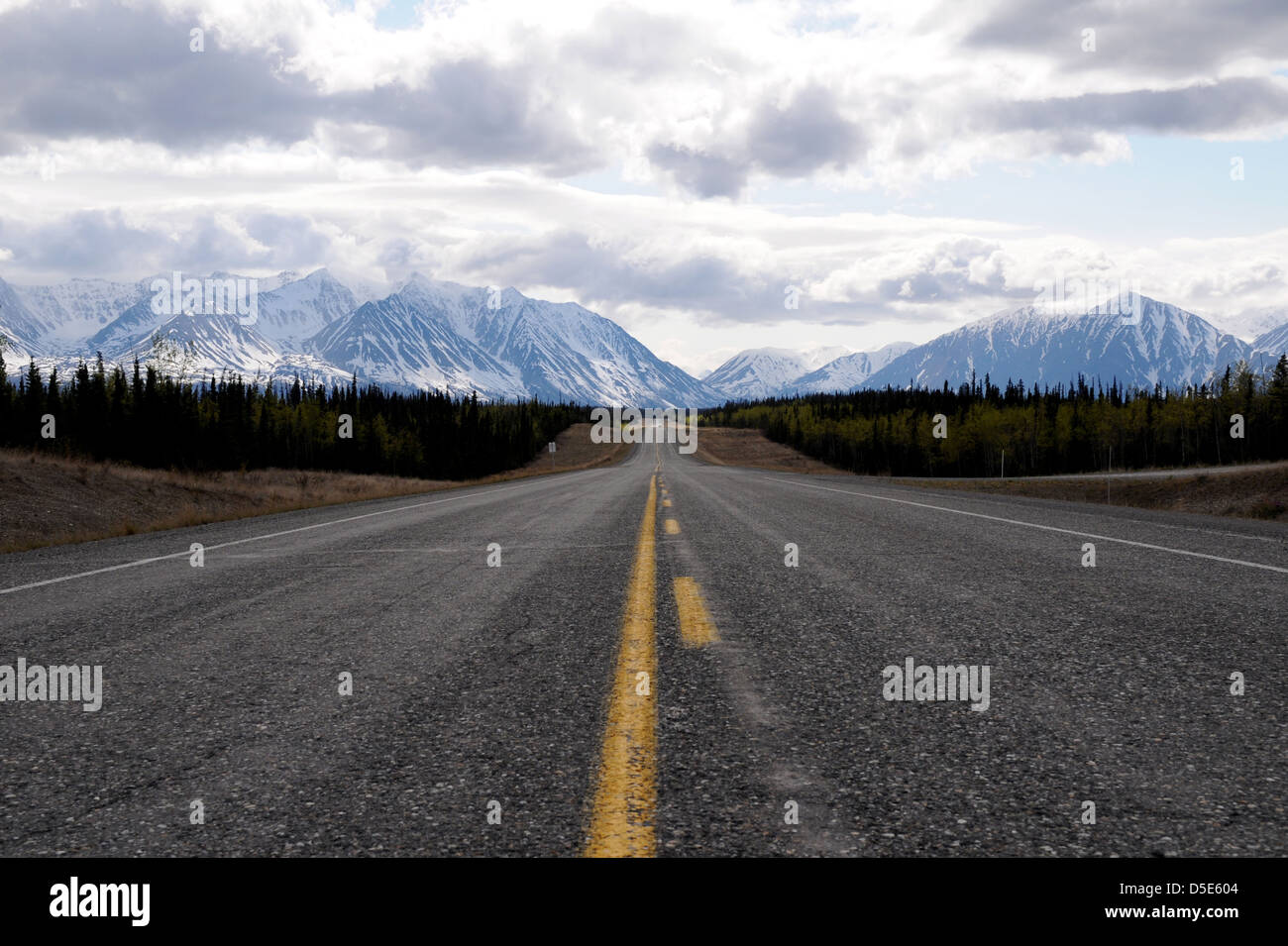 Der Alaska Highway und die schneebedeckten Gipfel der St. Elias Mountains im Kluane National Park, in der Nähe von Haines Junction, Yukon Territory, Kanada. Stockfoto