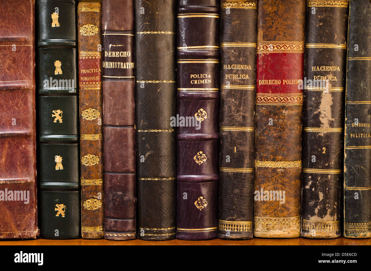 Bücherregal mit alten Büchern in spanischen rechtliche und wirtschaftliche Fragen Stockfoto